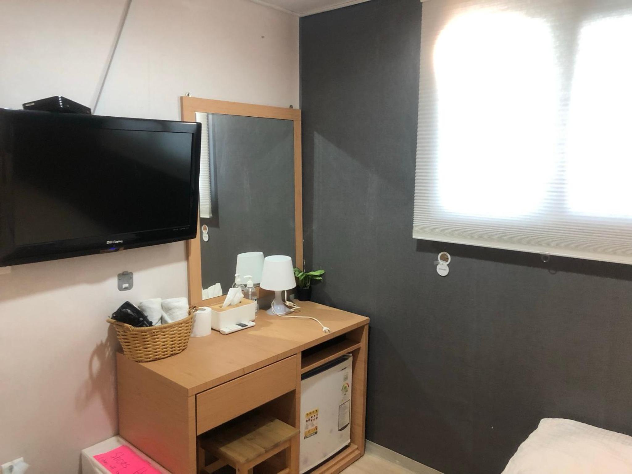 Chris Hostel