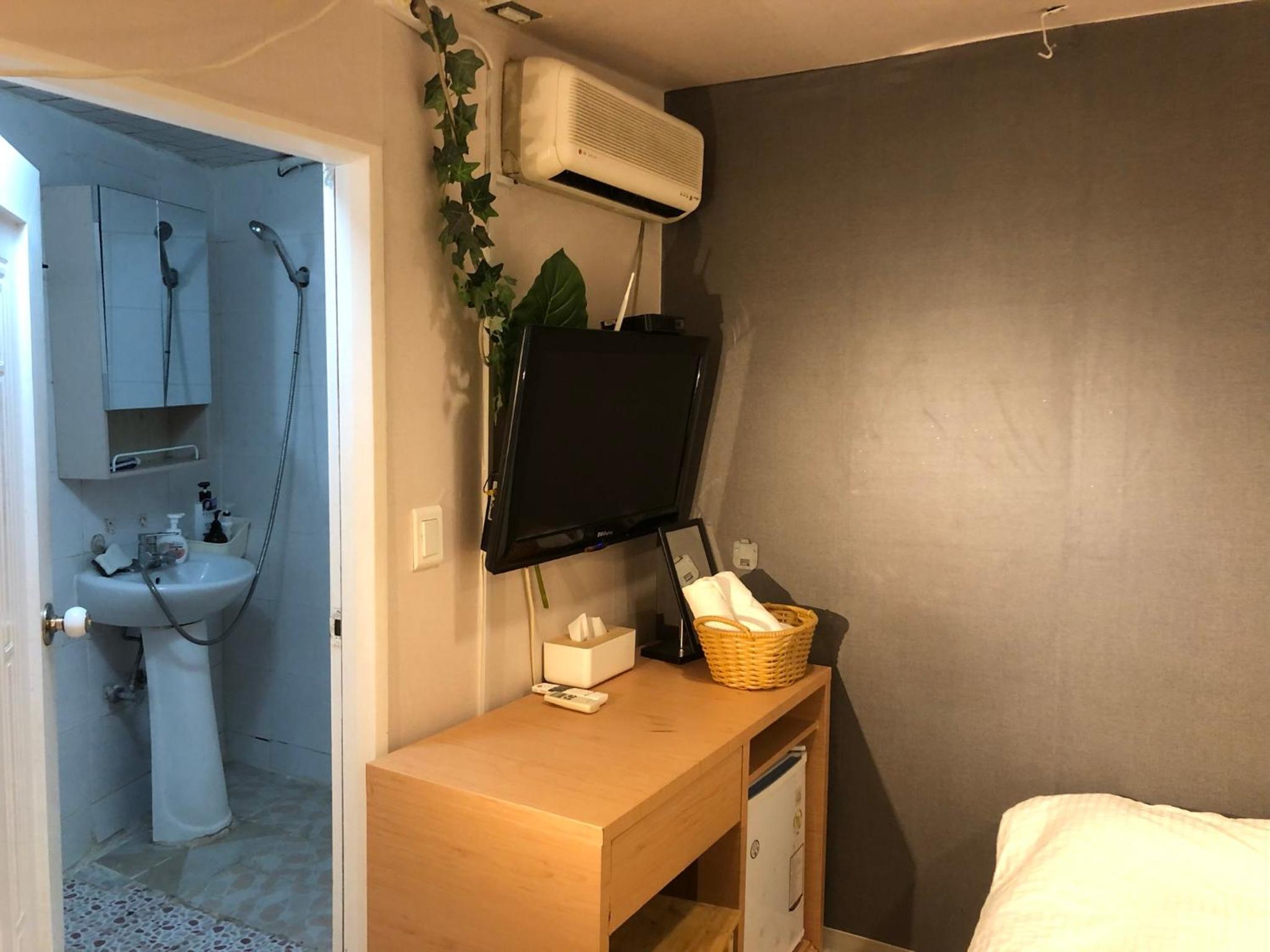 Chris Hostel