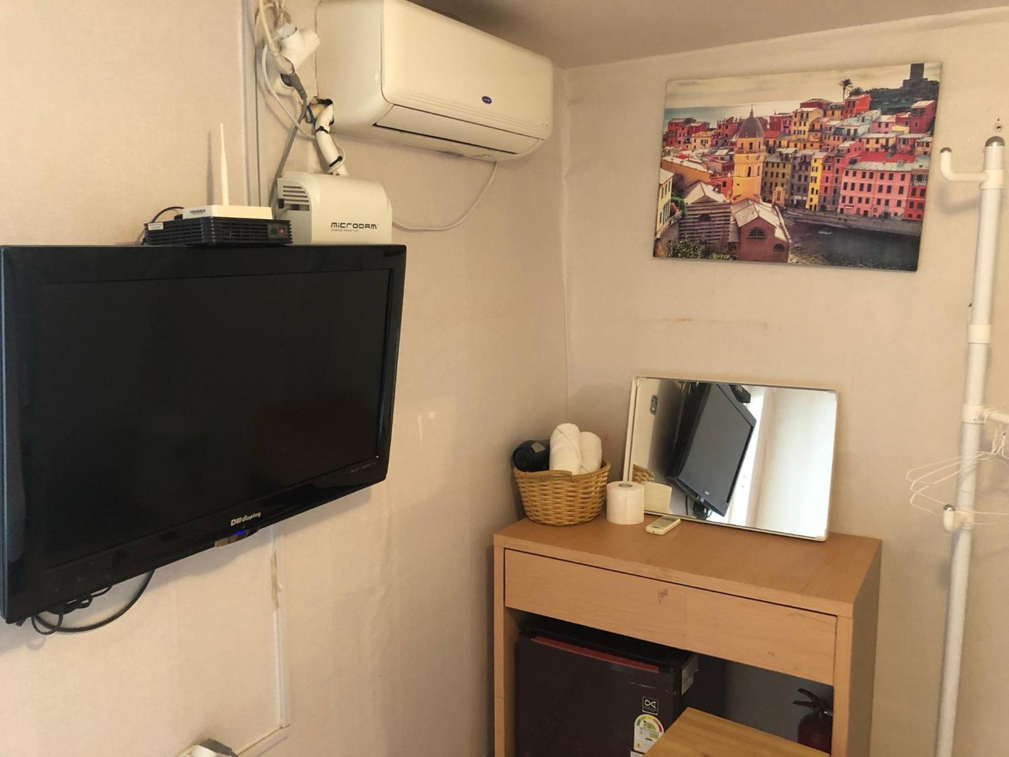 Chris Hostel