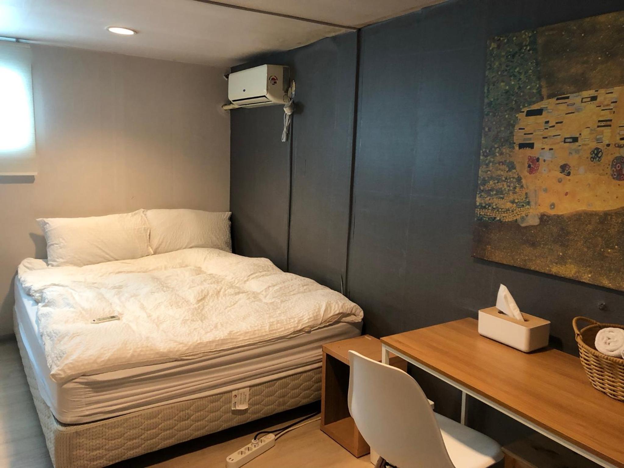 Chris Hostel