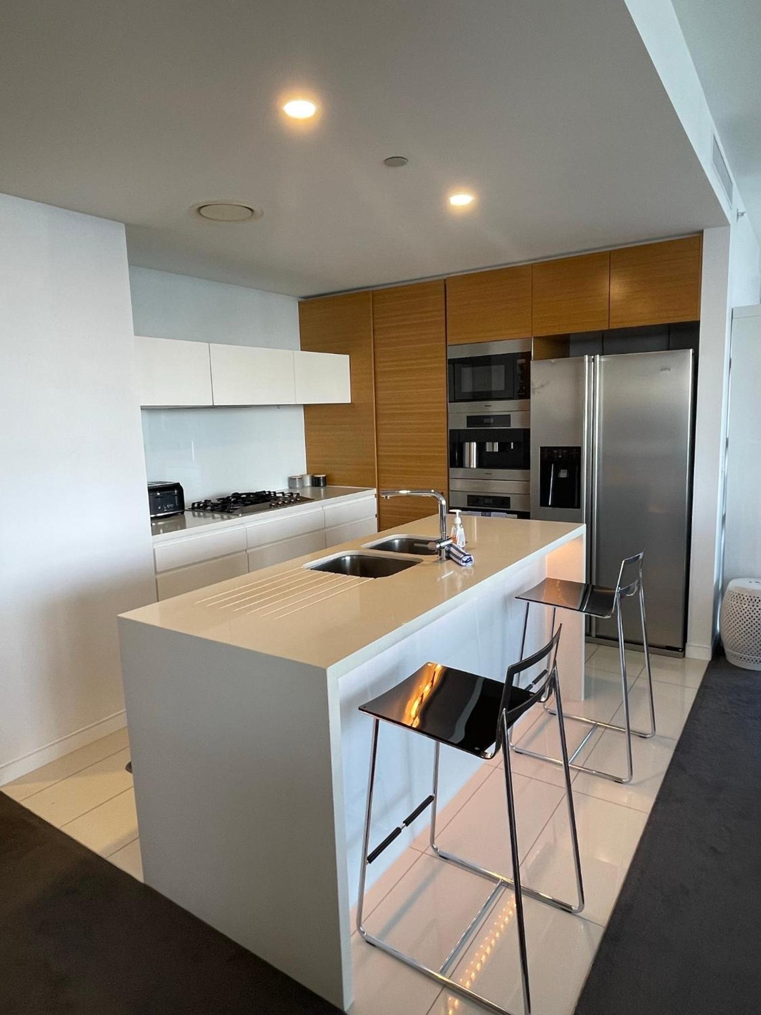 4 Bedroom Huge Sub Penthouse Oracle Level 31 Magnif VIEWS 260m2 Family Skyhome Sleeps 8 Adults and 2 Children, Sofa Bed Portacot, High Chair Central to Eve