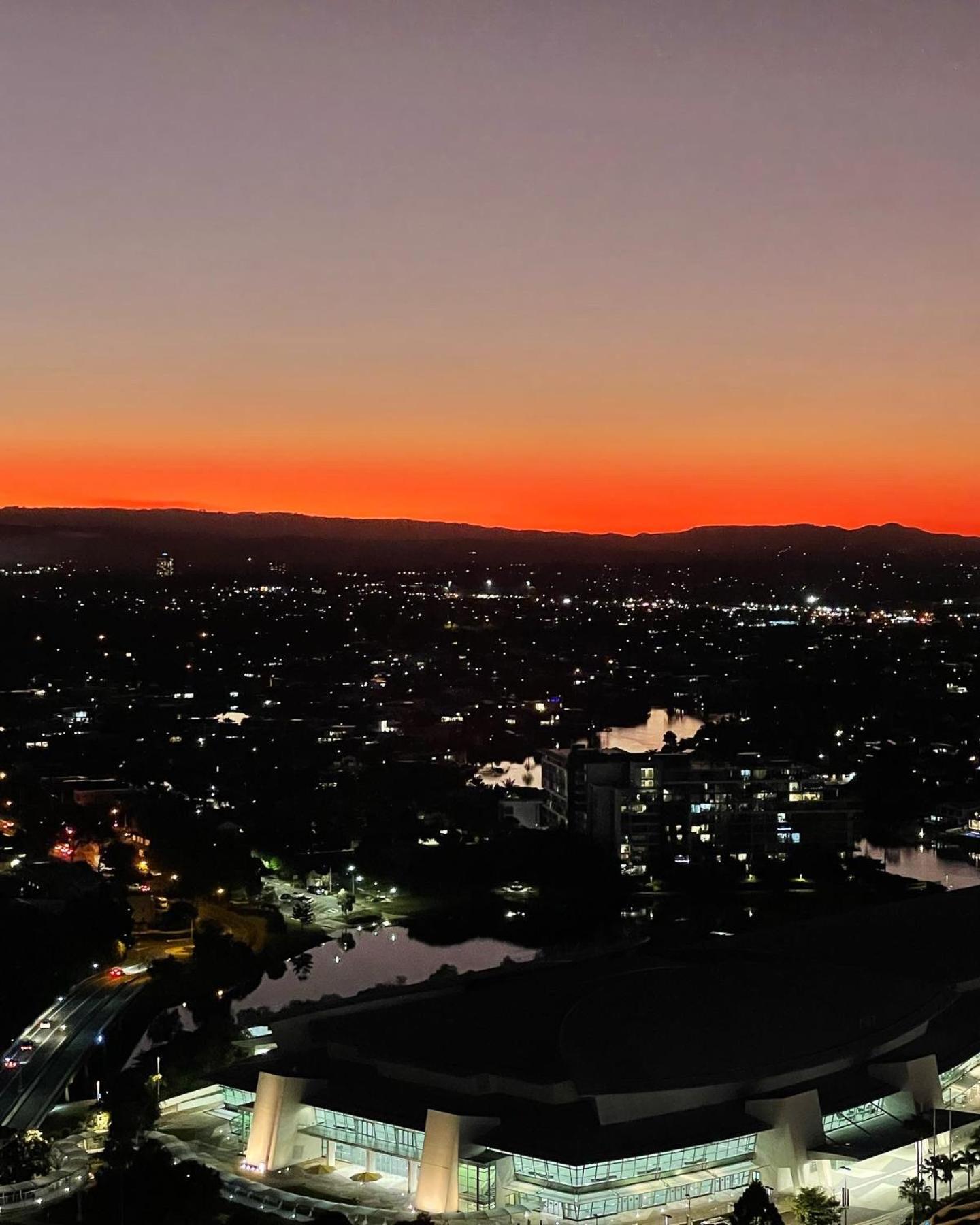 4 Bedroom Huge Sub Penthouse Oracle Level 31 Magnif VIEWS 260m2 Family Skyhome Sleeps 8 Adults and 2 Children, Sofa Bed Portacot, High Chair Central to Eve
