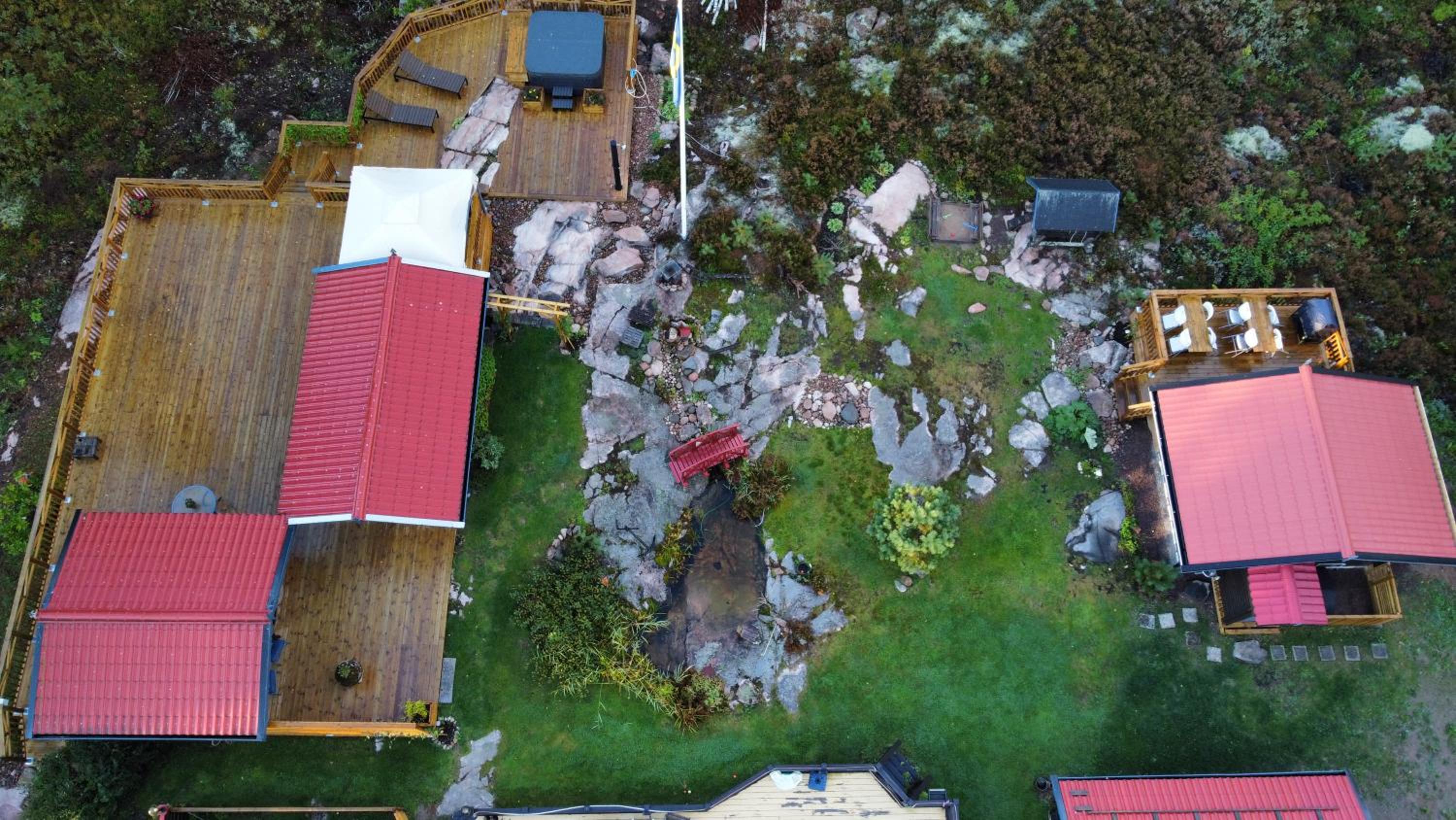 Timber cottages with jacuzzi and sauna near lake Vänern view 4