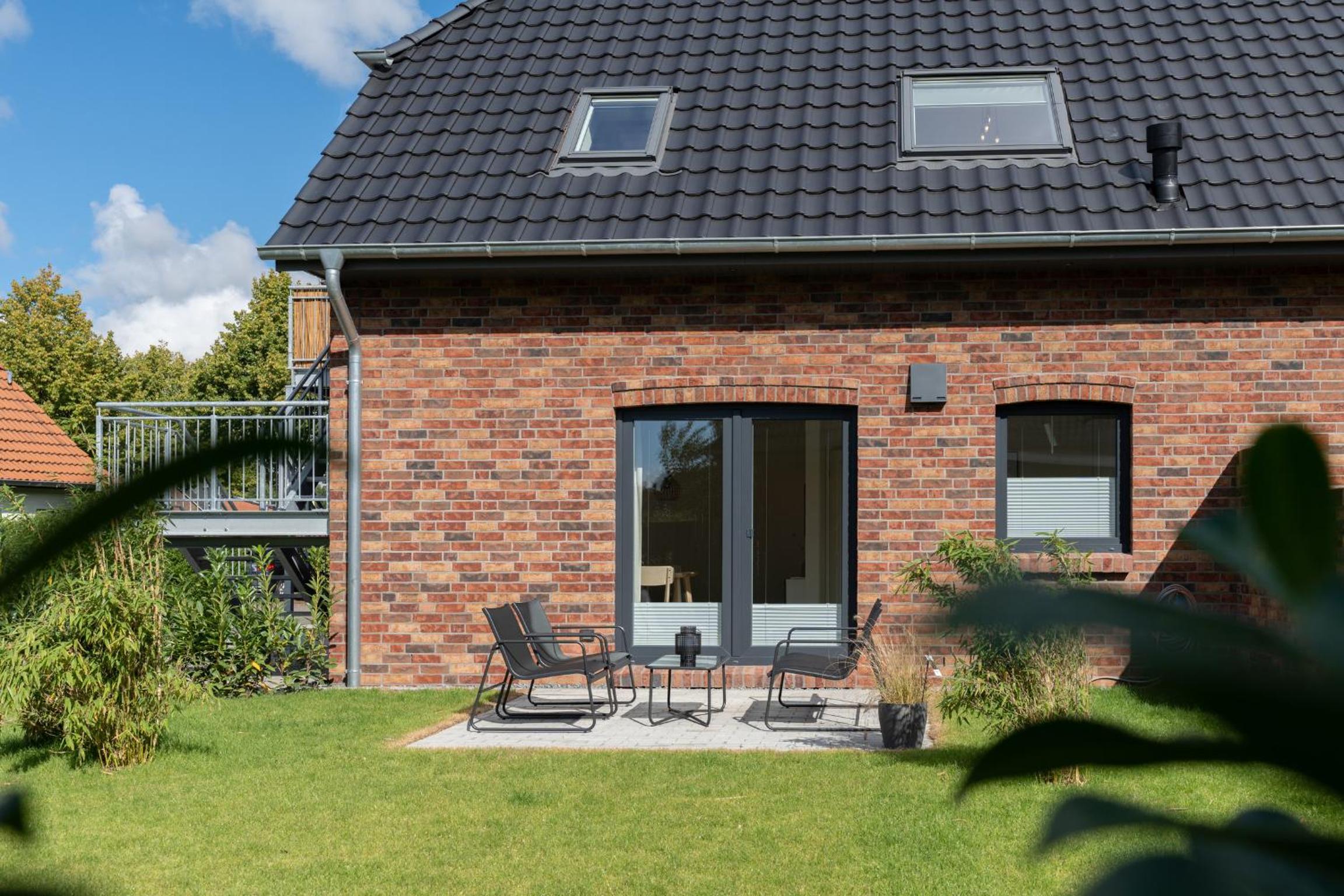 Küstenbutze im modernen Scandi-Style mit Garten und Terrasse