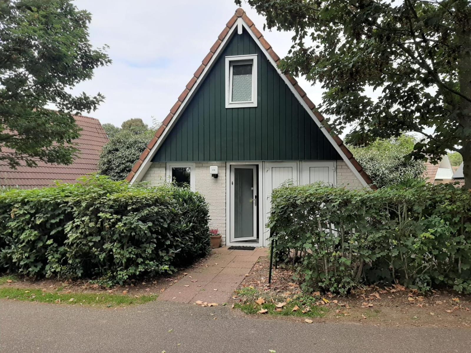 Vijverzicht 218 met whirlpool view 2
