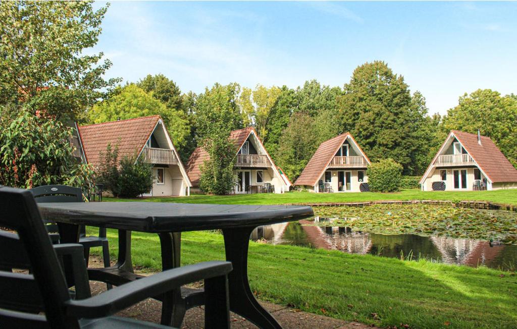 Vijverzicht 221 met whirlpool view 3