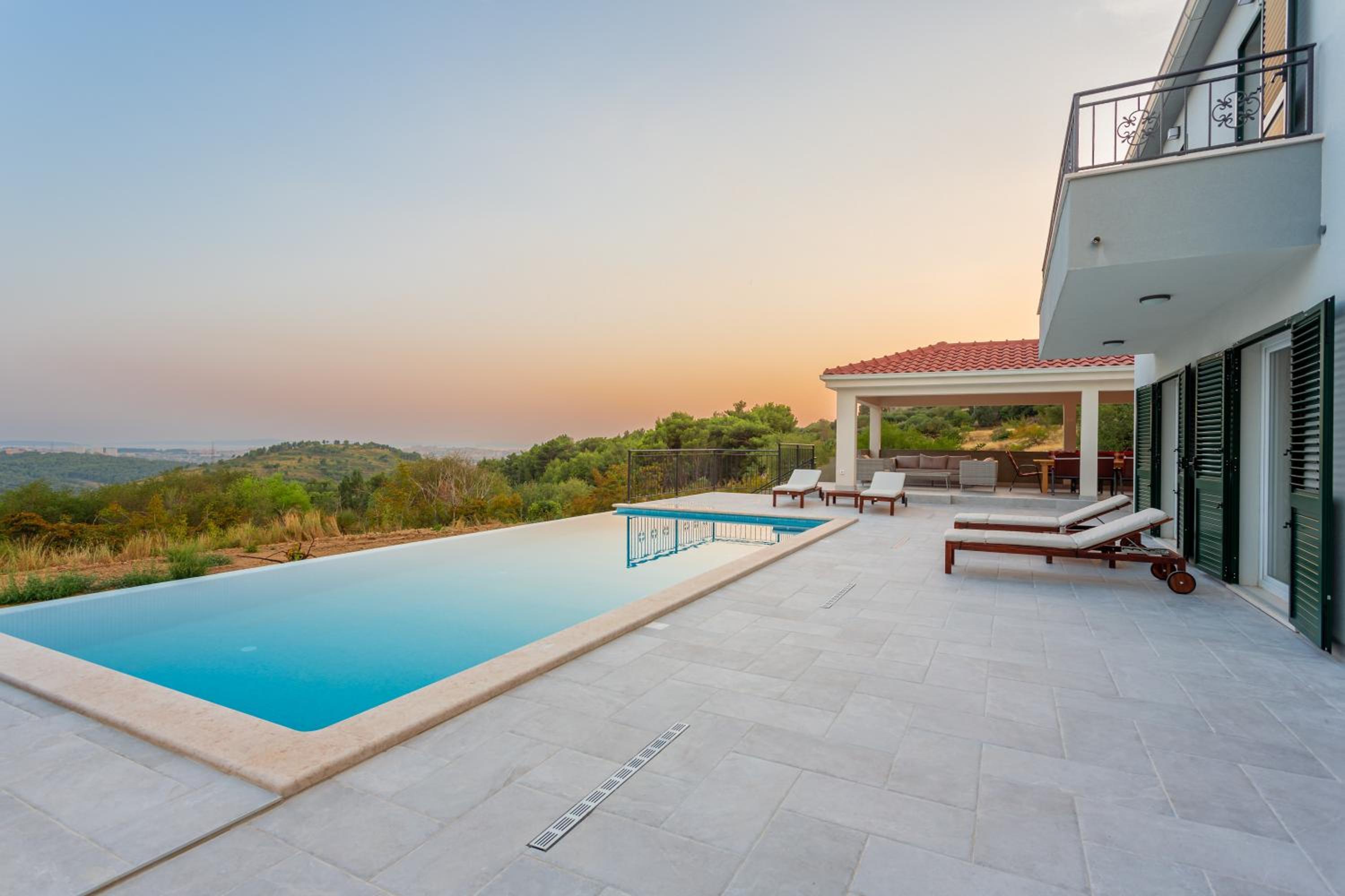 Secluded house - guaranteed privacy - heated pool view 5