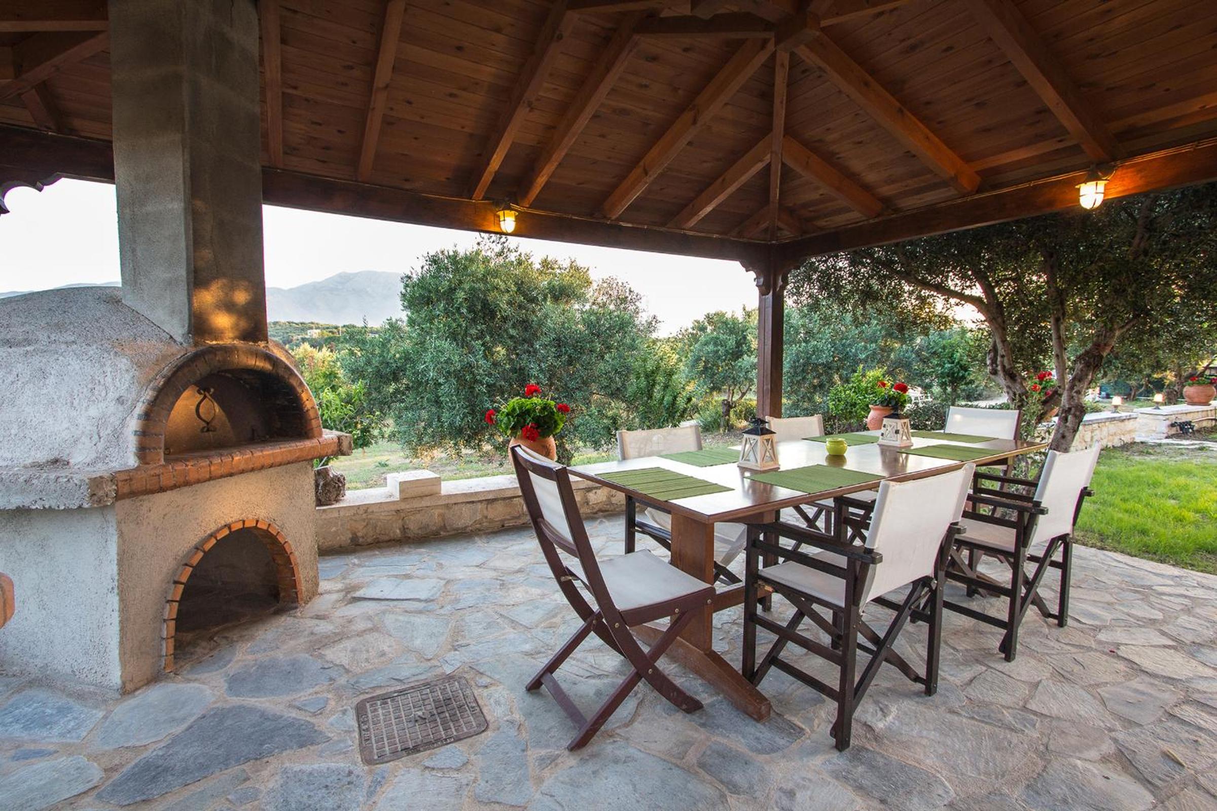 Villa Manoutsio - Traditional Cottage Among Olive Trees 500m from Sandy Beach