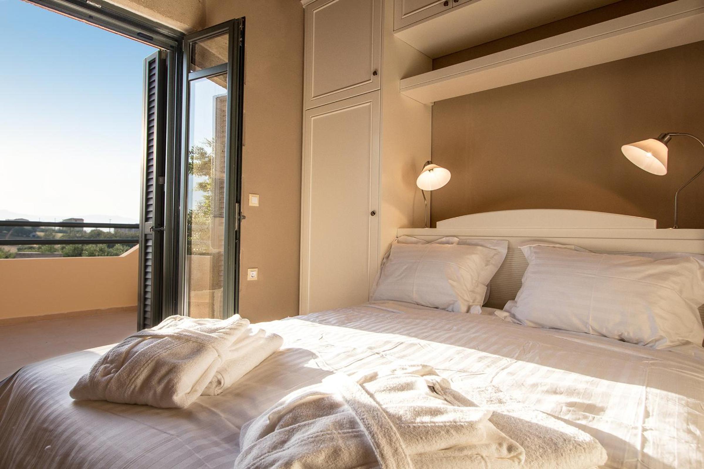 Villa Manoutsio - Traditional Cottage Among Olive Trees 500m from Sandy Beach