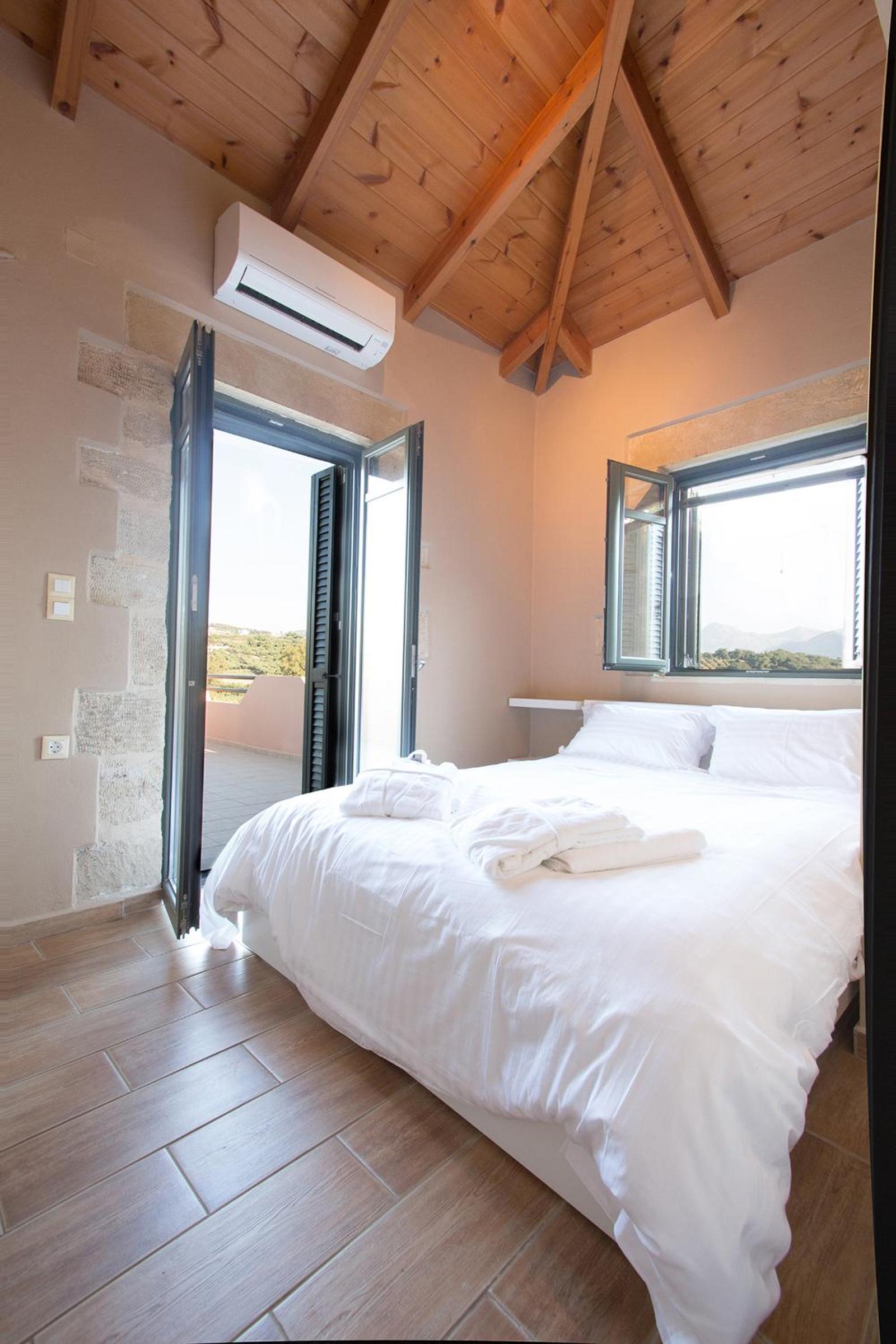 Villa Manoutsio - Traditional Cottage Among Olive Trees 500m from Sandy Beach