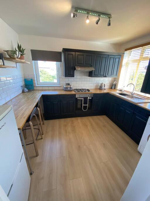 Entire 2 bed property, 1 road back from the sea view 4