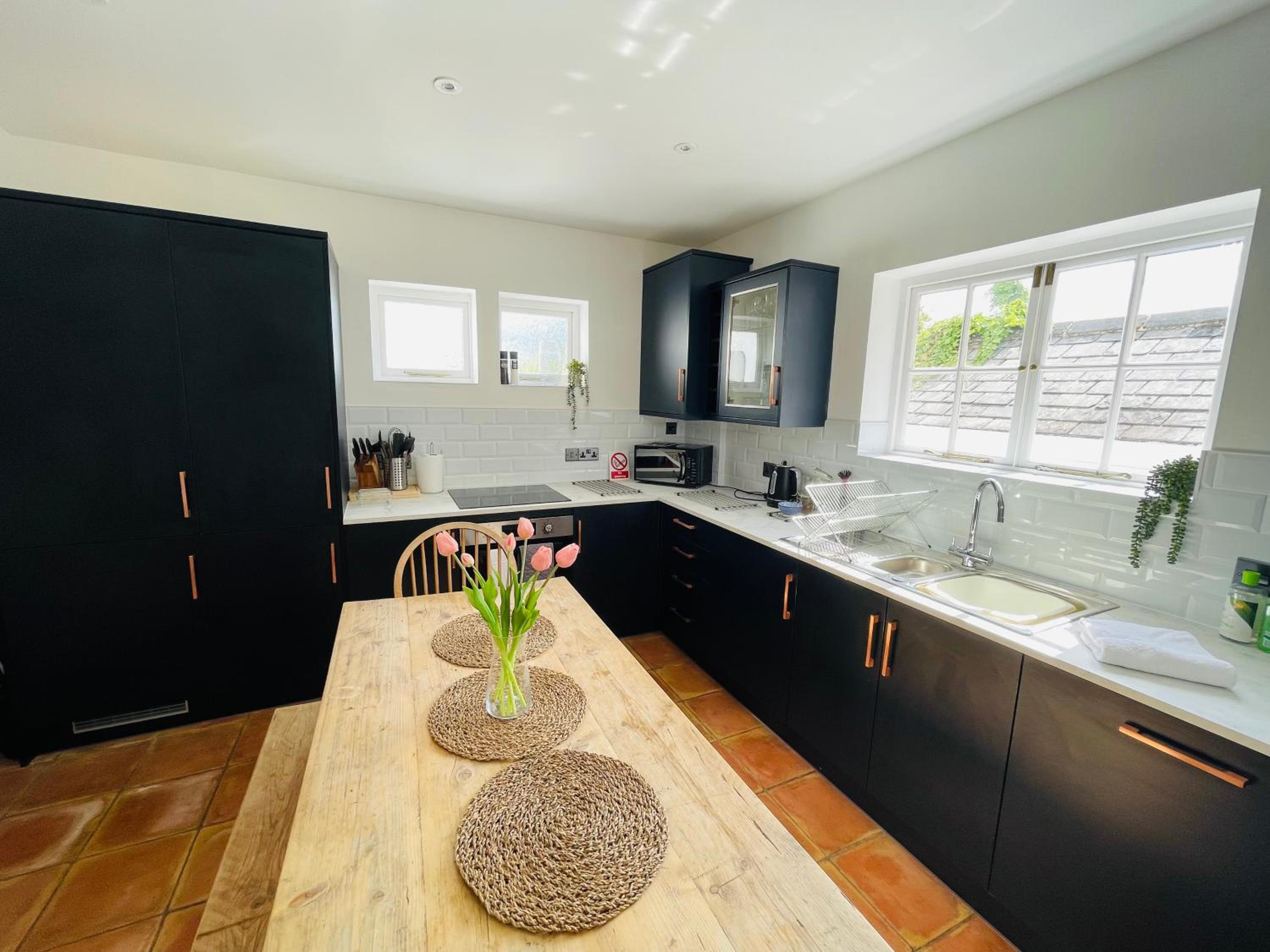 Nomi Homes - Otis House - Free Parking - Central -10ppl view 3