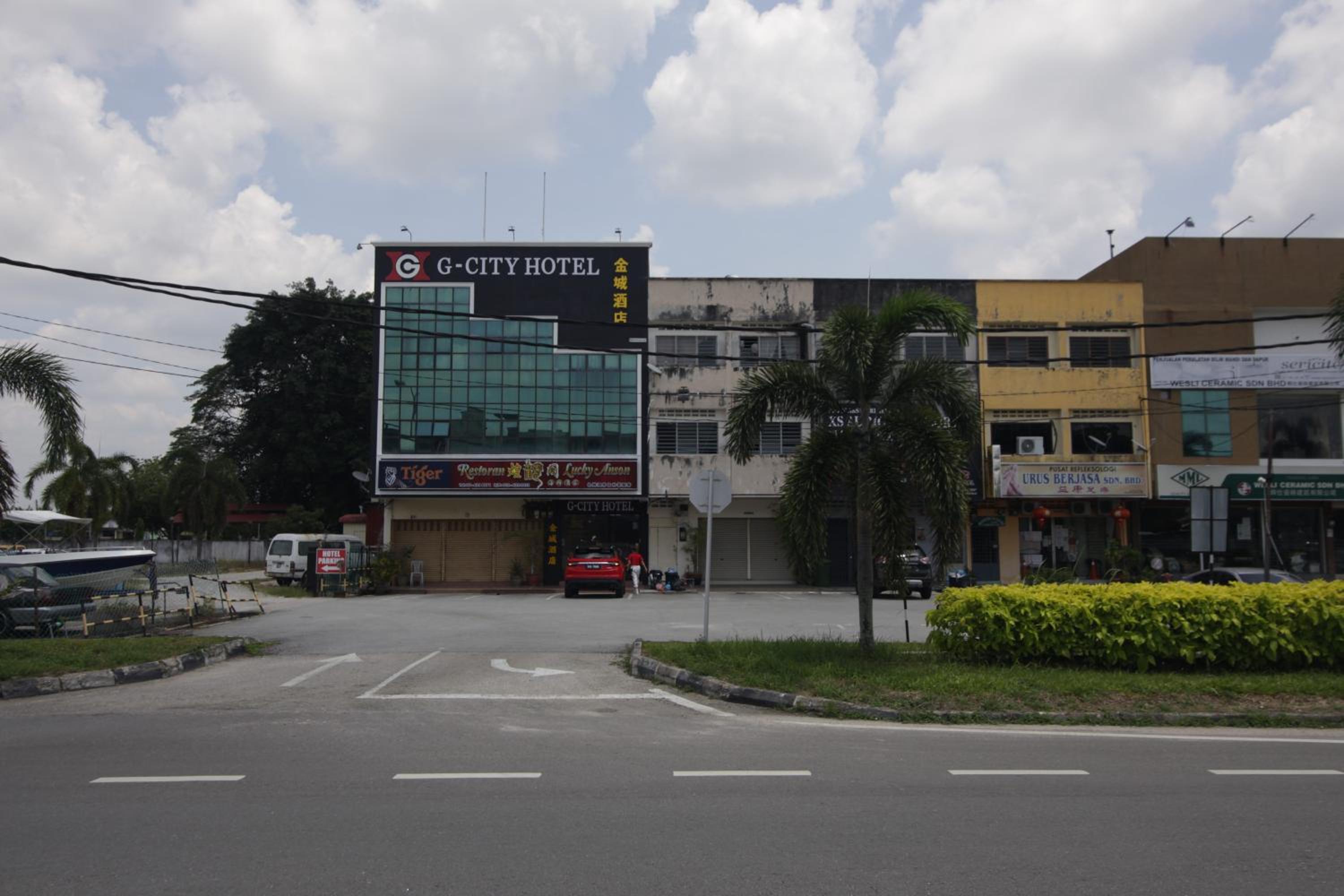 G CITY HOTEL photo 2