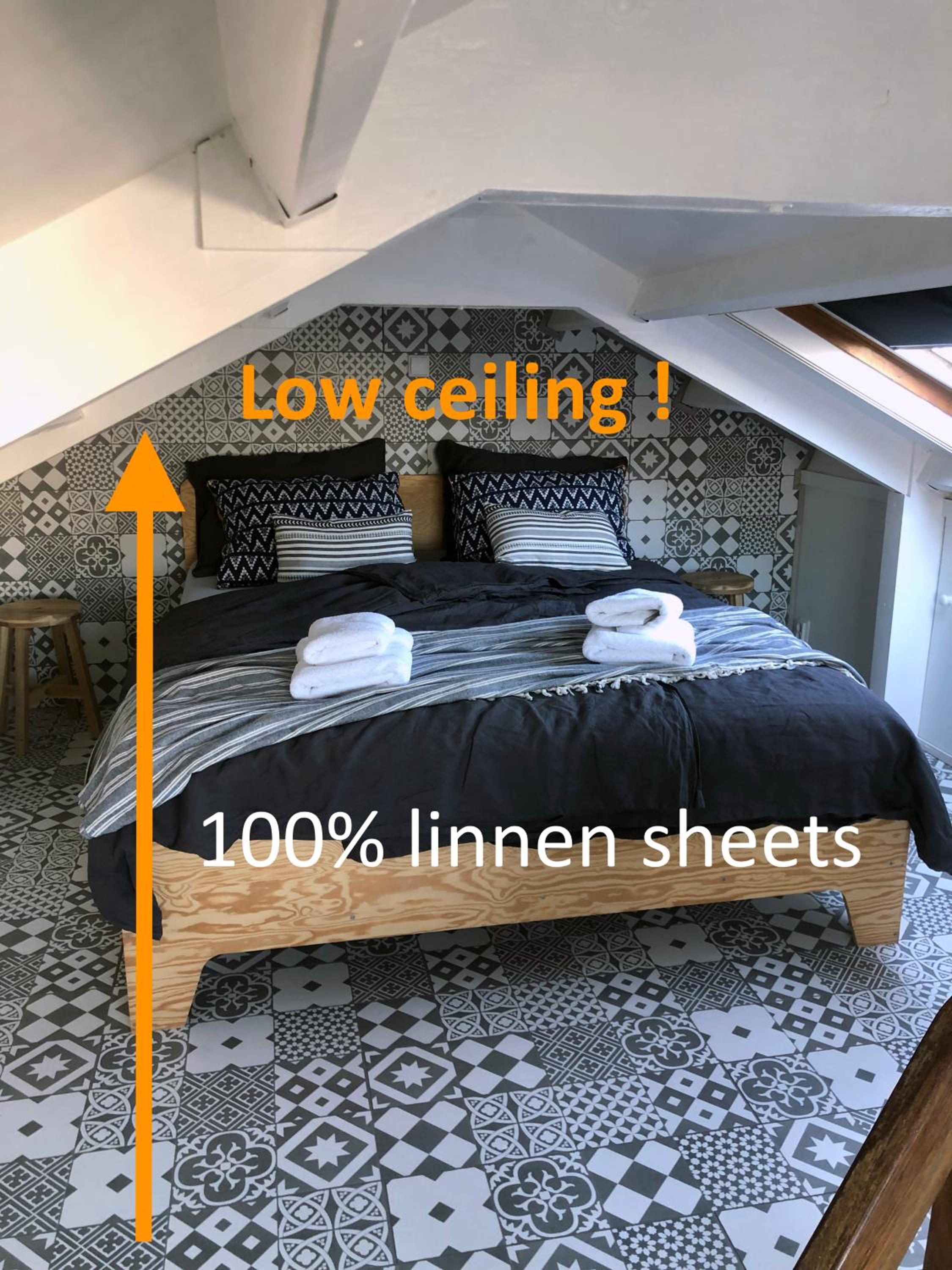 Houseboat apartment with water terrace, free bikes & fast wifi