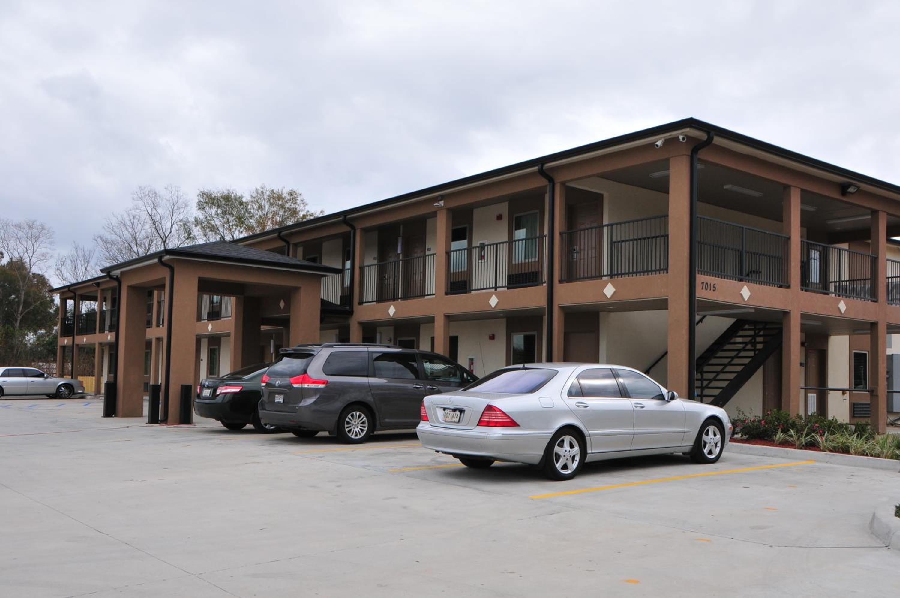 Paradise Inn & Suites