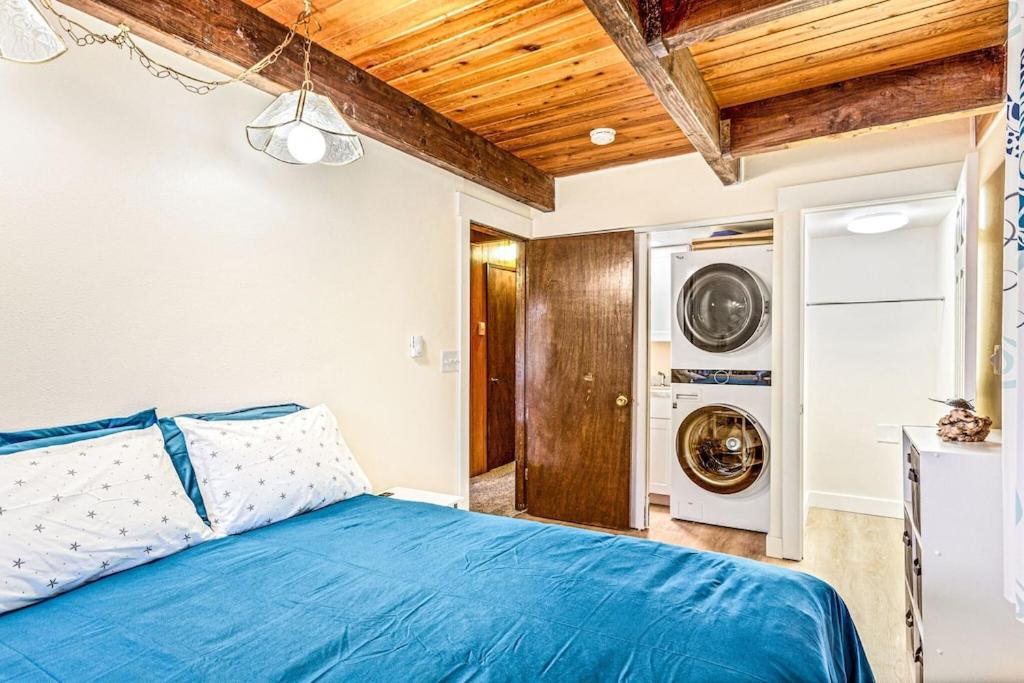 Brathouse By The Sea - Easy Access to the Pacific view 3