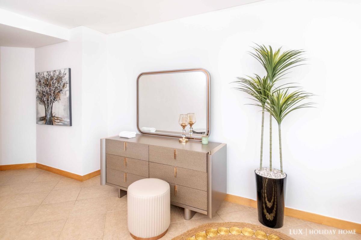 LUX - The Shoreline Penthouse Suite