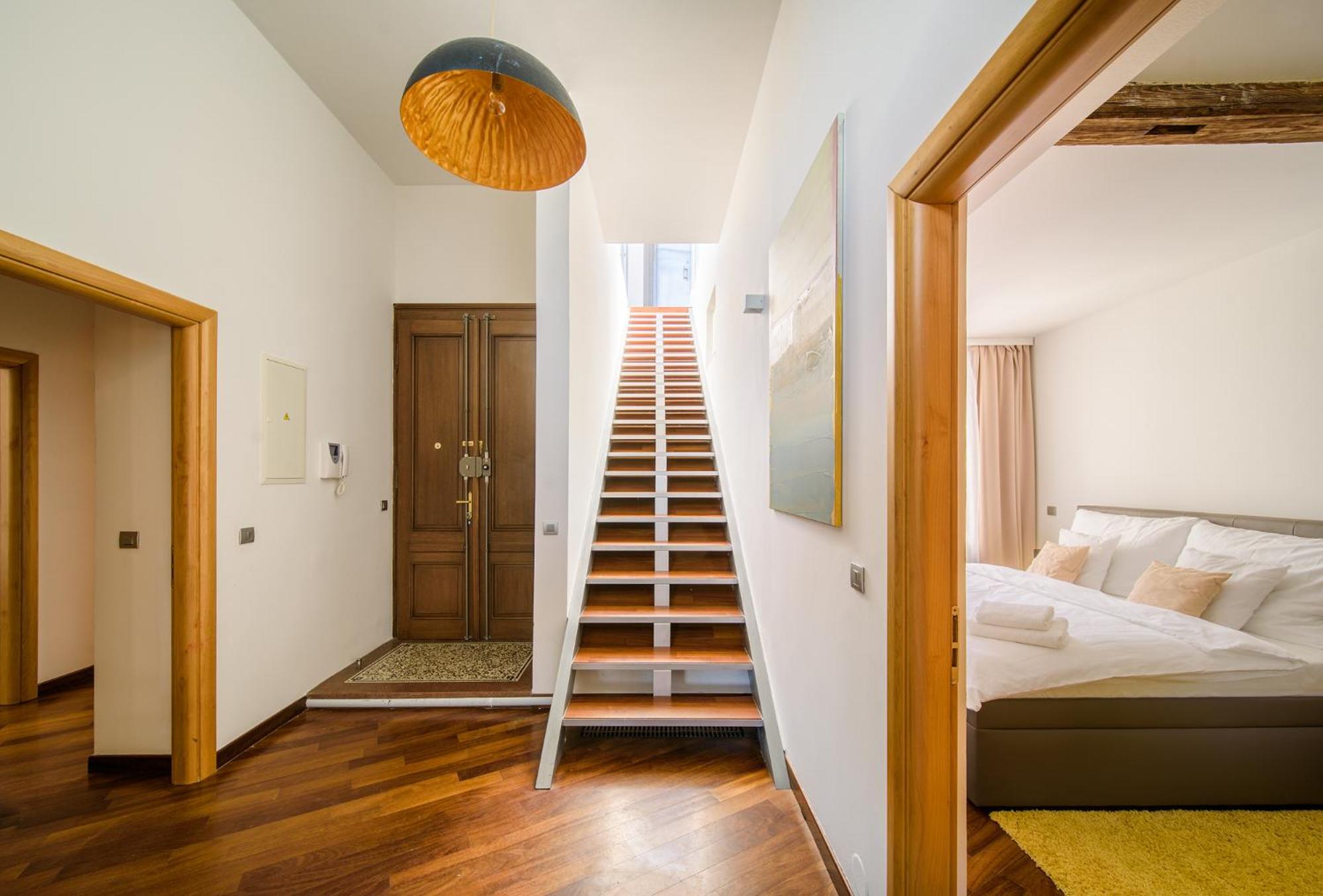 Triplex Kings Apartment in Old Town
