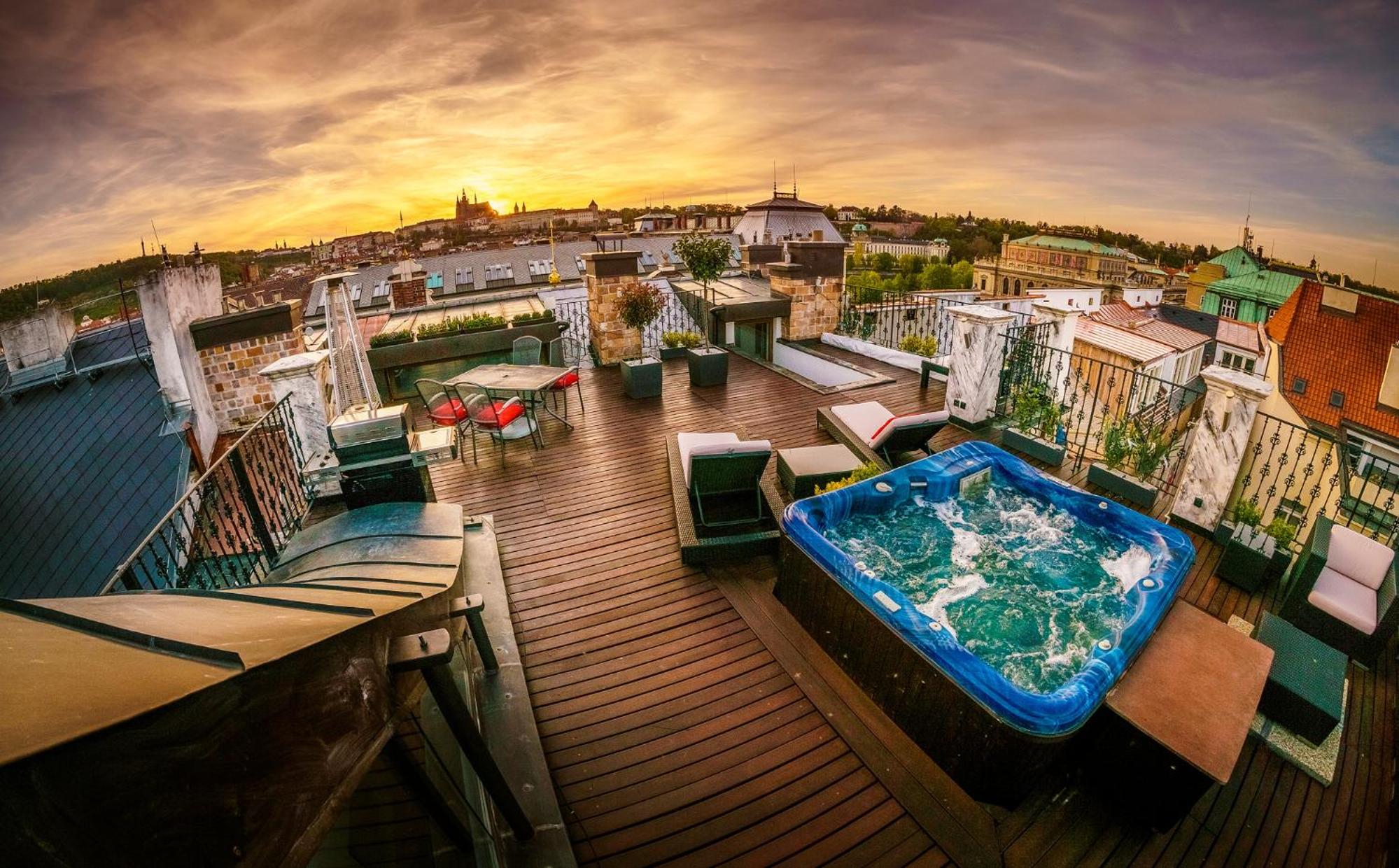 Triplex Kings Apartment in Old Town