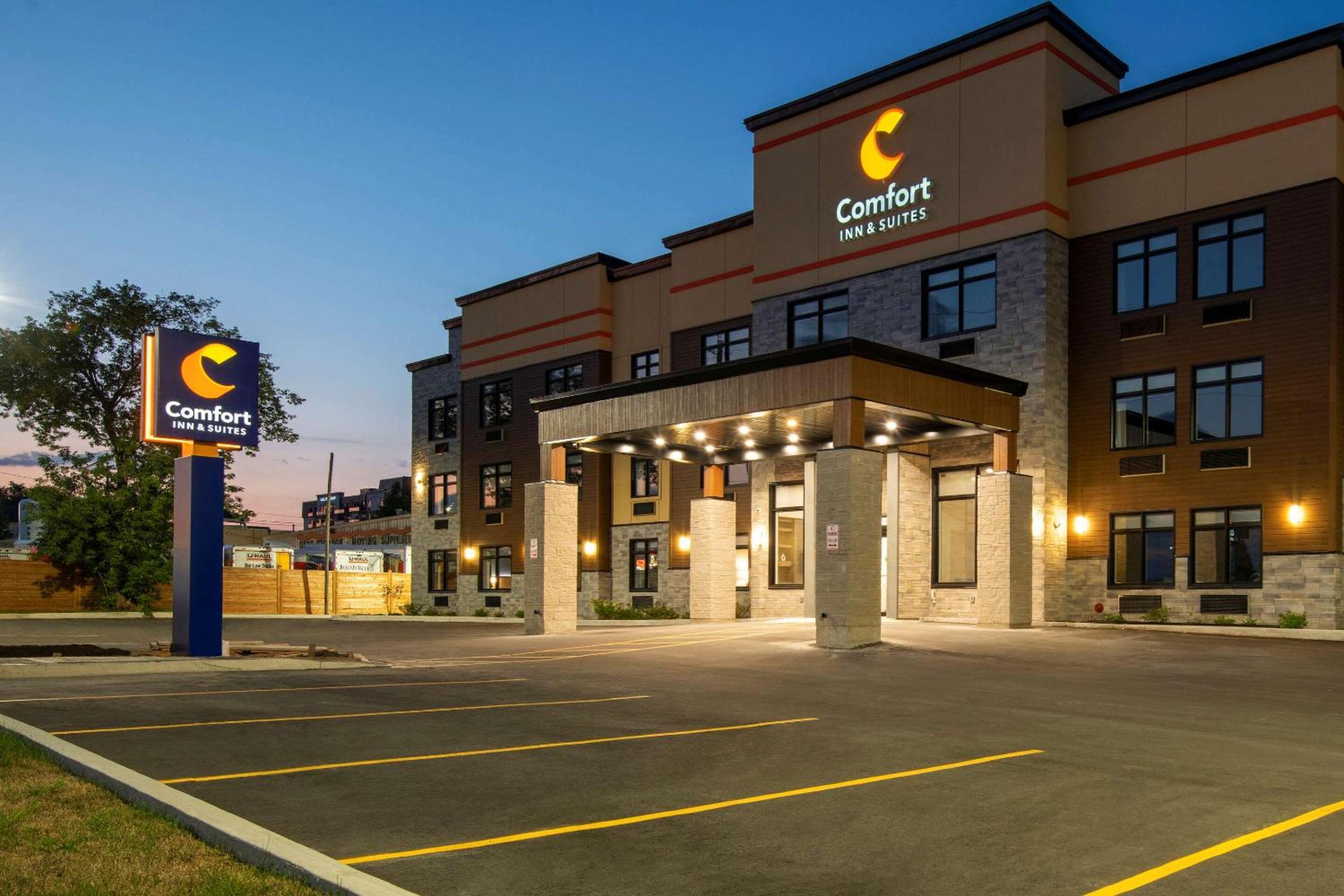 Comfort Inn & Suites - Image 3