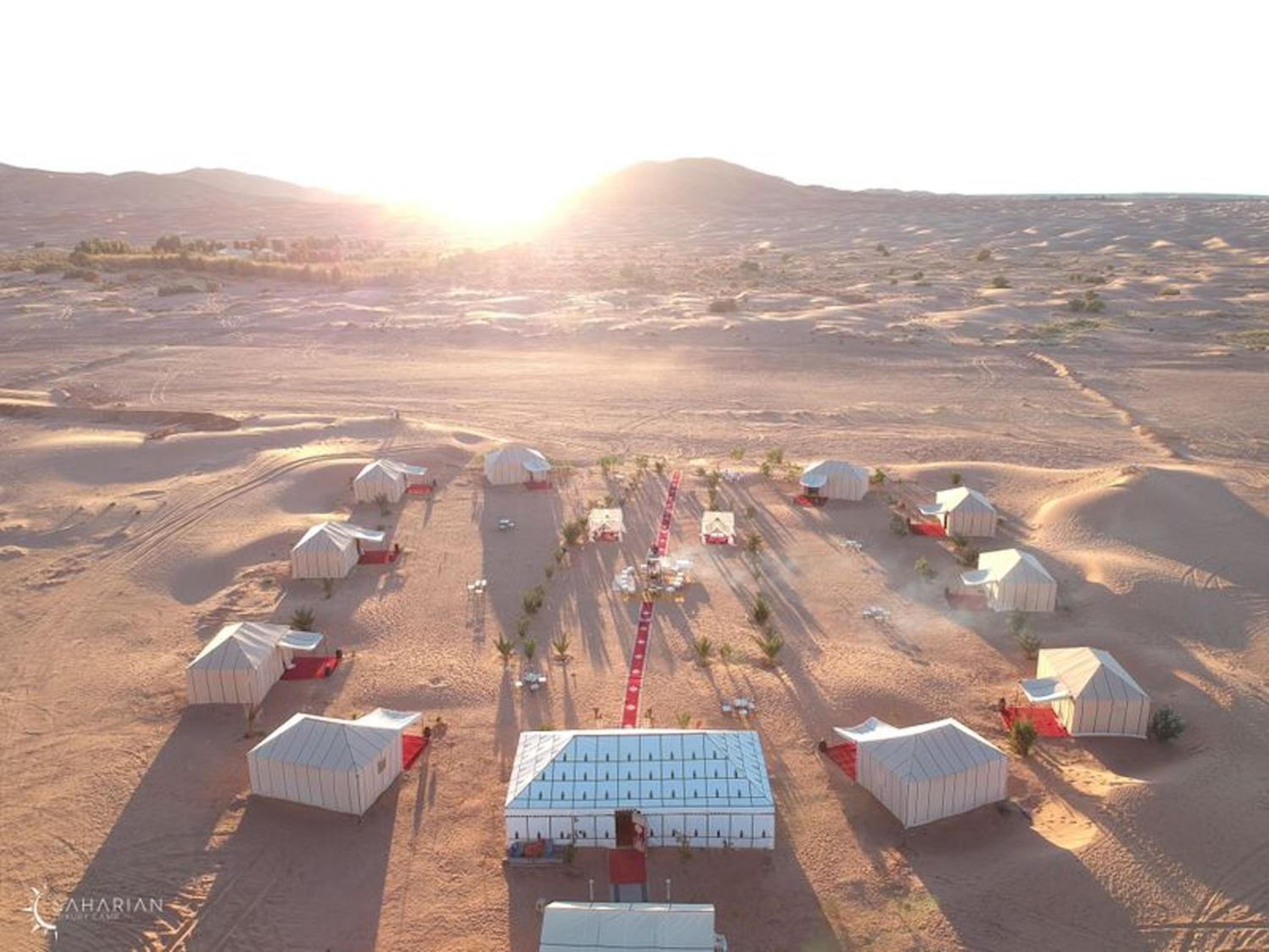 Splendid desert Saharian Luxury Camp in quiet and idyllic sand dunes