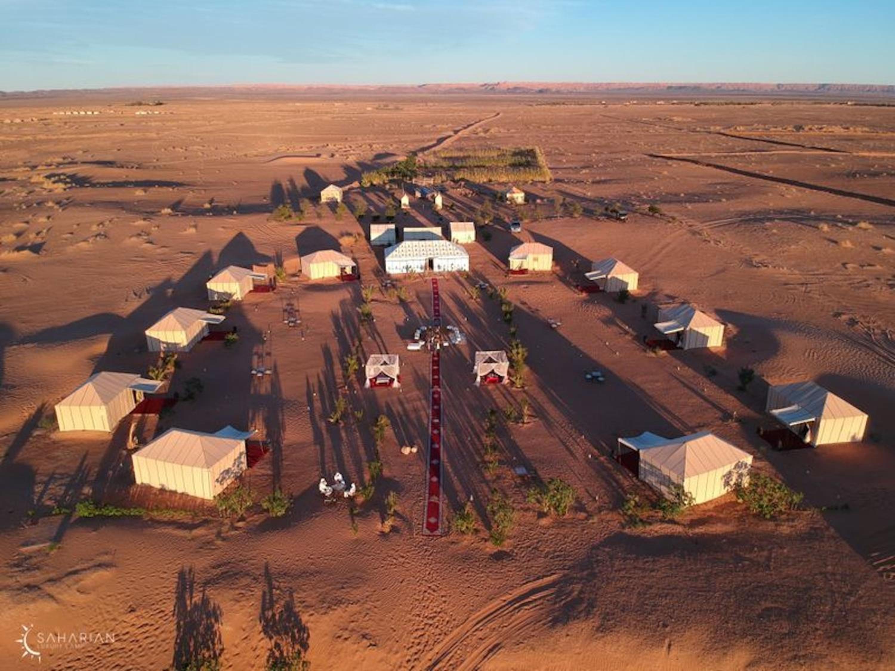 Splendid desert Saharian Luxury Camp in quiet and idyllic sand dunes