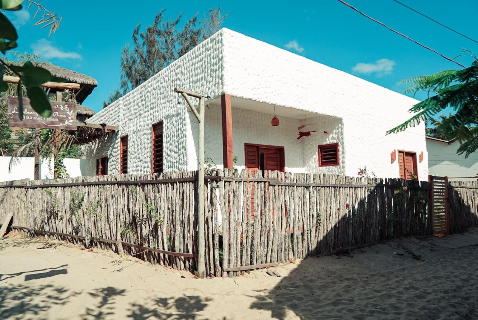 Casa nova, com piscina e churrasqueira, na rua do Centro Gastronômico de Barra Grande