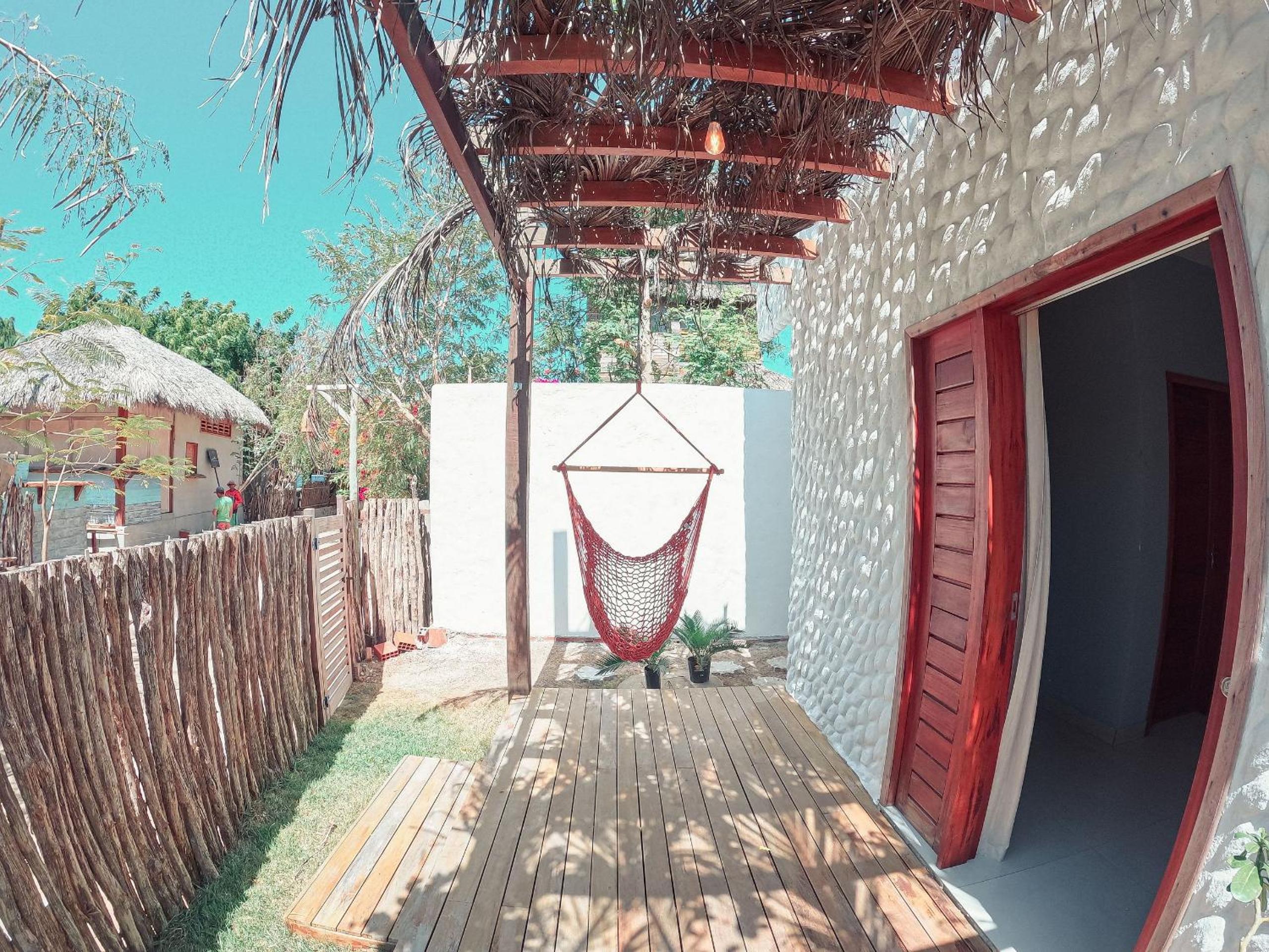 Casa nova, com piscina e churrasqueira, na rua do Centro Gastronômico de Barra Grande
