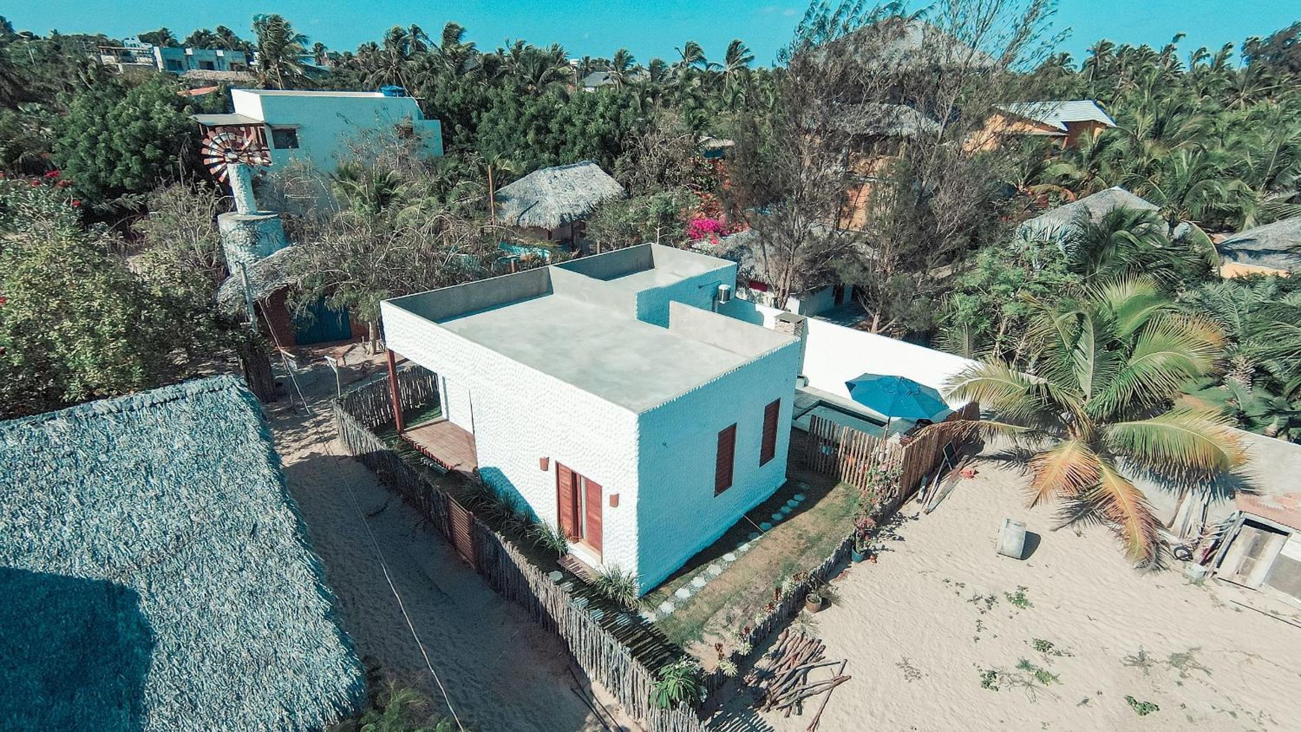 Casa nova, com piscina e churrasqueira, na rua do Centro Gastronômico de Barra Grande