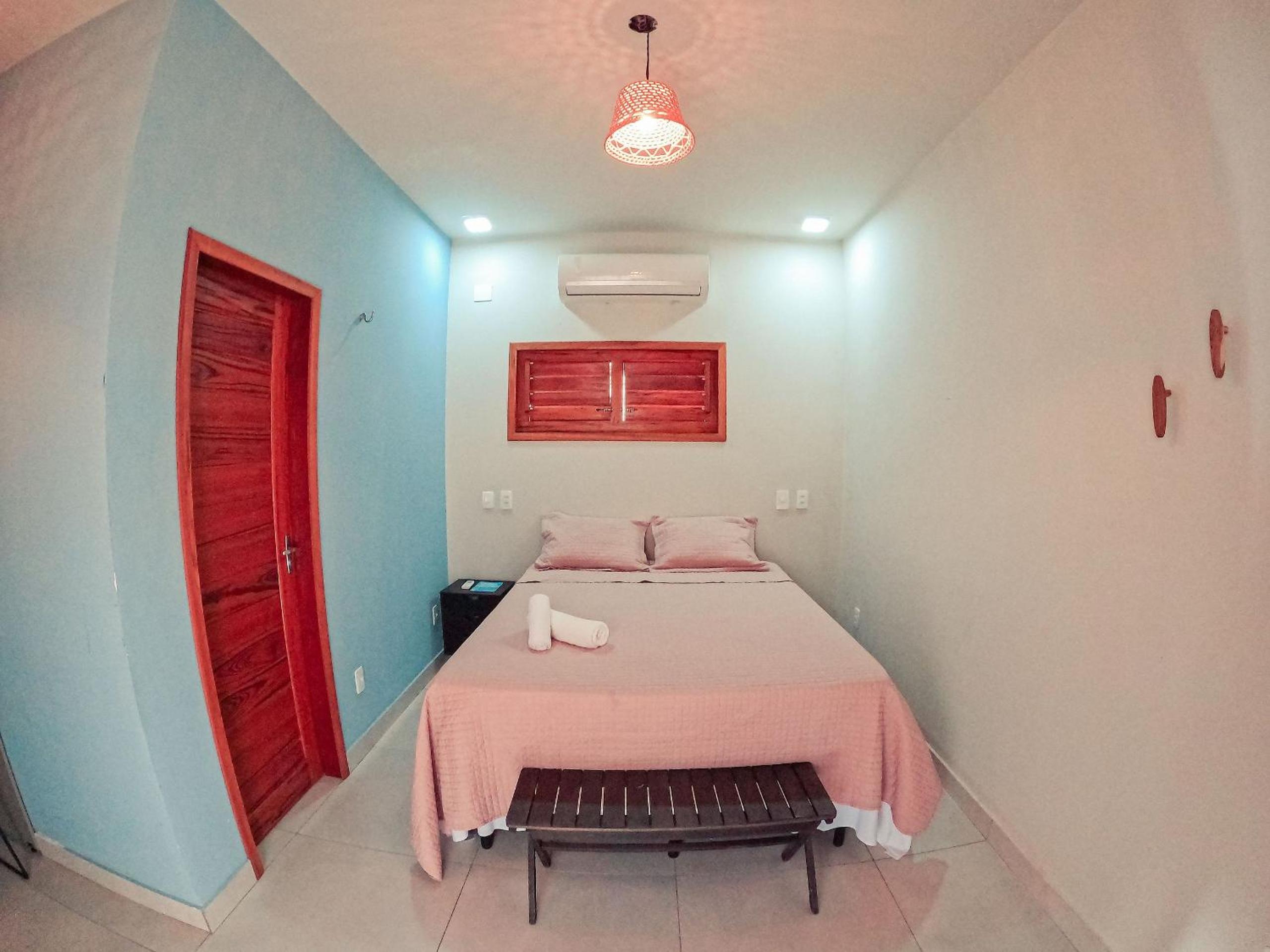 Casa nova, com piscina e churrasqueira, na rua do Centro Gastronômico de Barra Grande