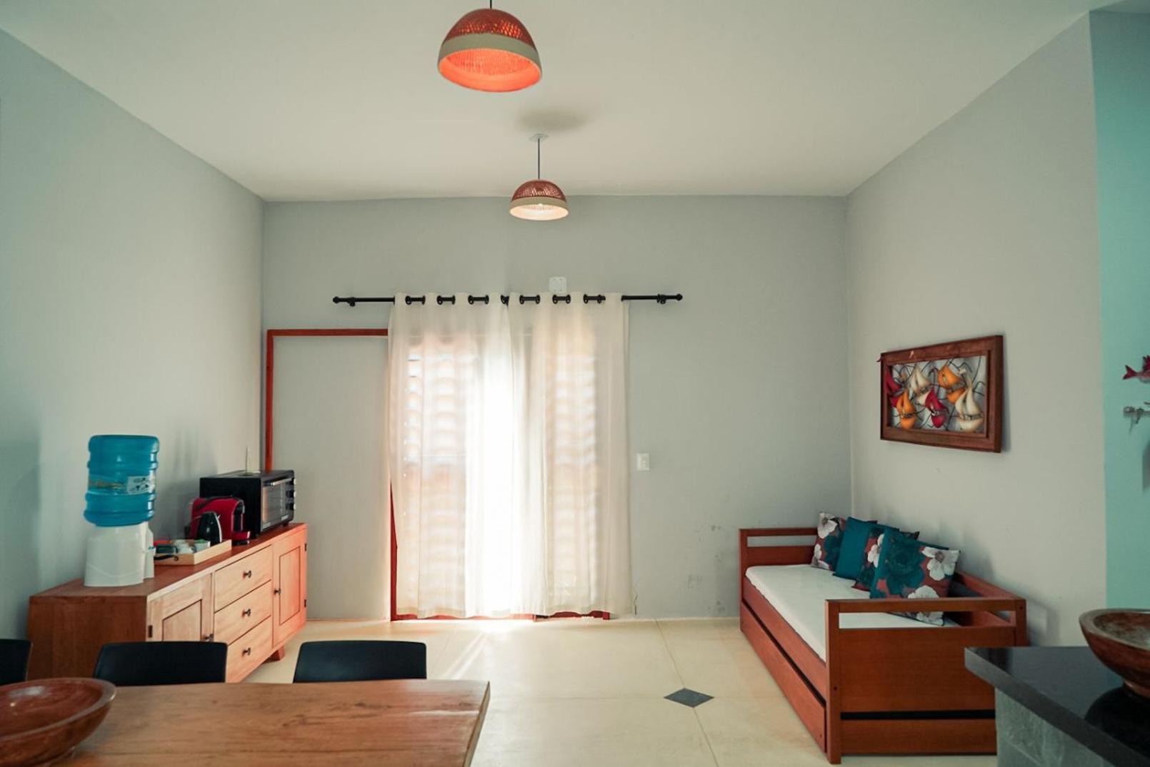 Casa nova, com piscina e churrasqueira, na rua do Centro Gastronômico de Barra Grande
