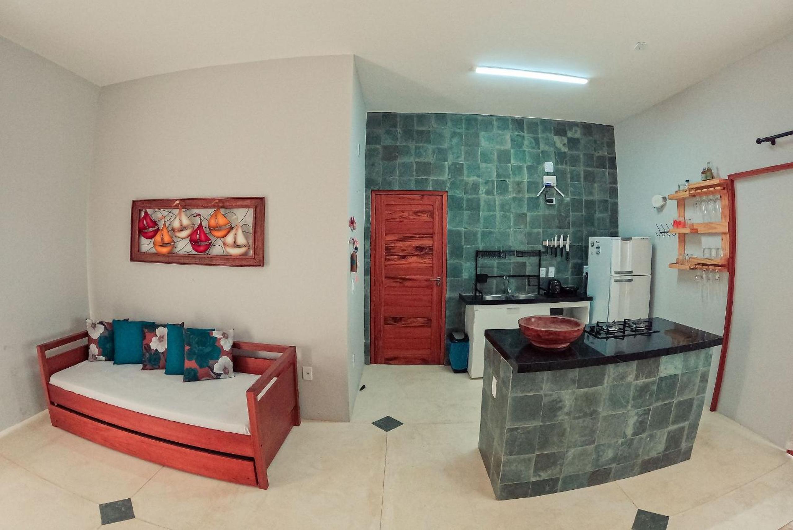 Casa nova, com piscina e churrasqueira, na rua do Centro Gastronômico de Barra Grande