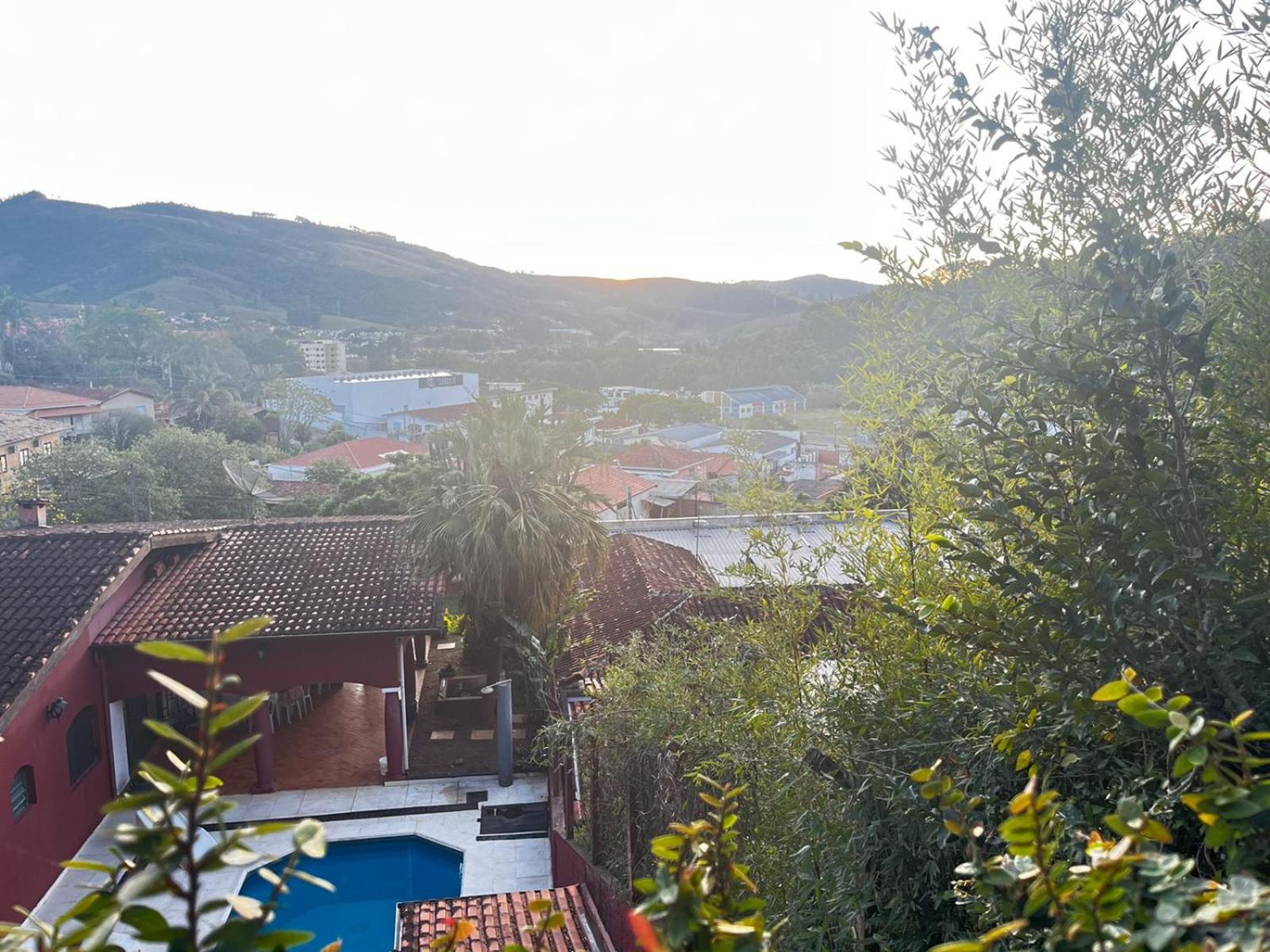 Cantinho da Vó Lena Casa Familiar com 4 Suítes, Piscina e Lazer em Lindóia