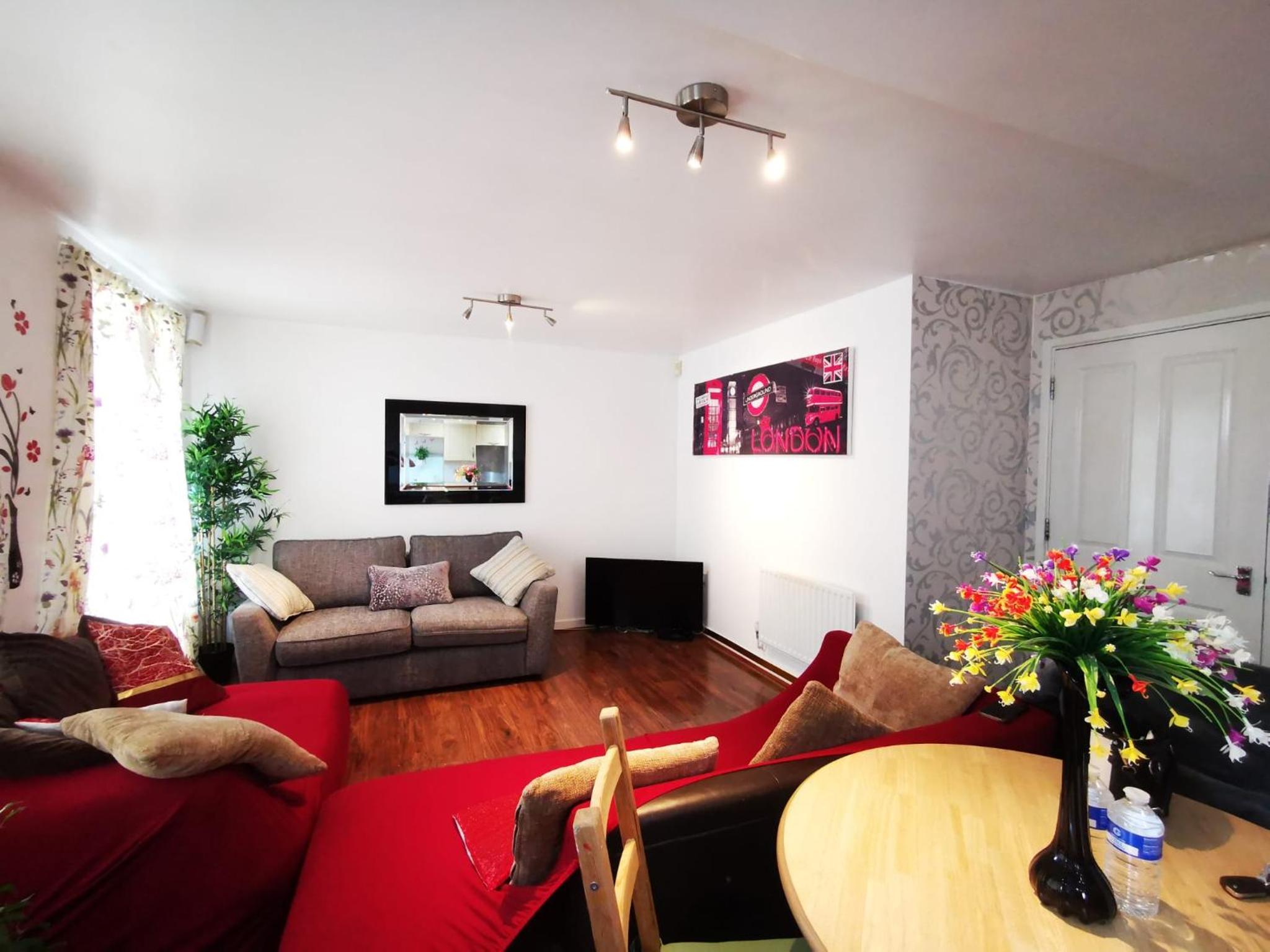 London 2 double bedrooms 2 Bathrooms Holiday Home - Parking SKYSPORTS, NETFLIX - 2 - 3 minutes walk to the Train station - 19min to London Liverpool Street