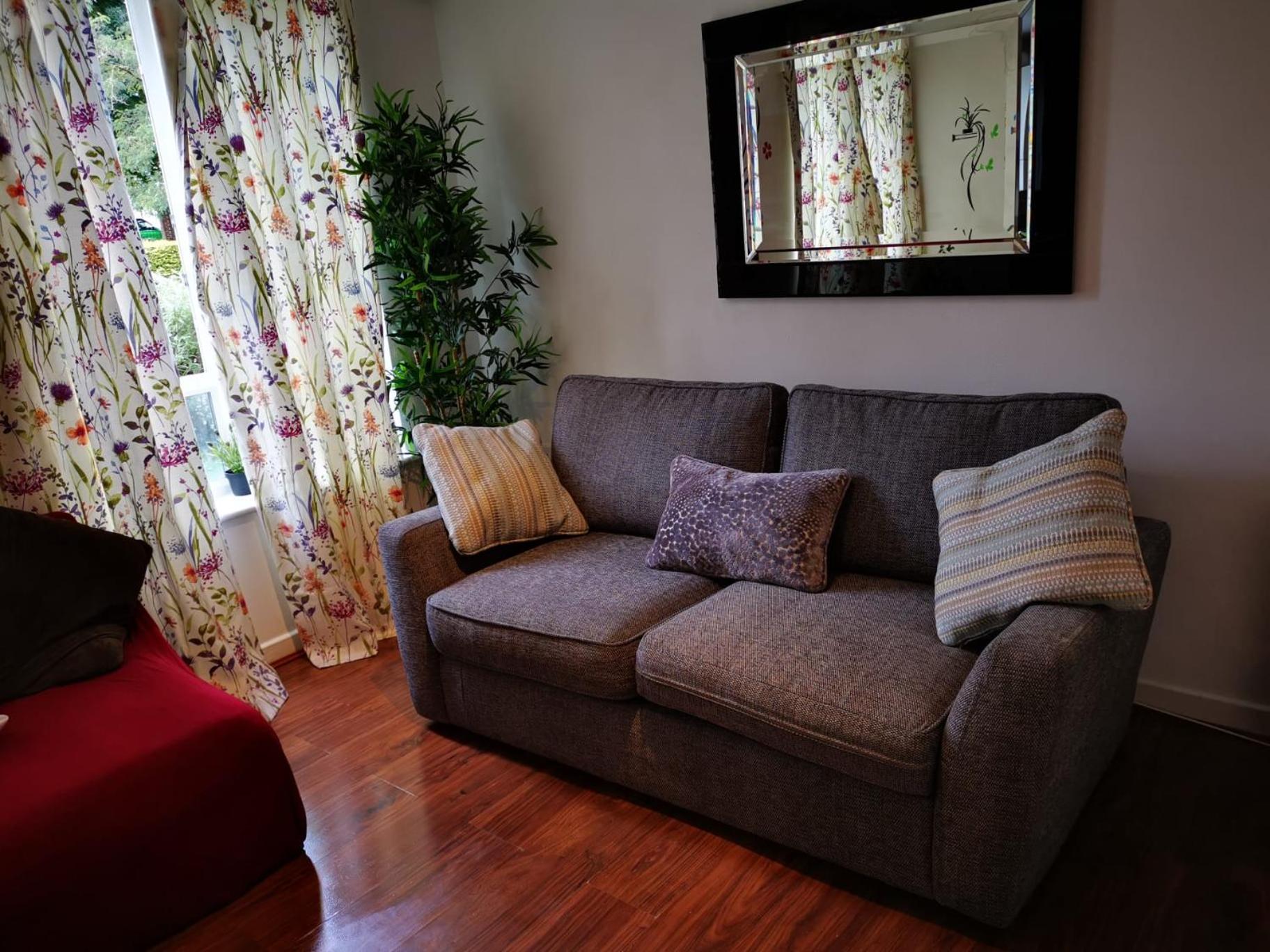 London 2 double bedrooms 2 Bathrooms Holiday Home - Parking SKYSPORTS, NETFLIX - 2 - 3 minutes walk to the Train station - 19min to London Liverpool Street