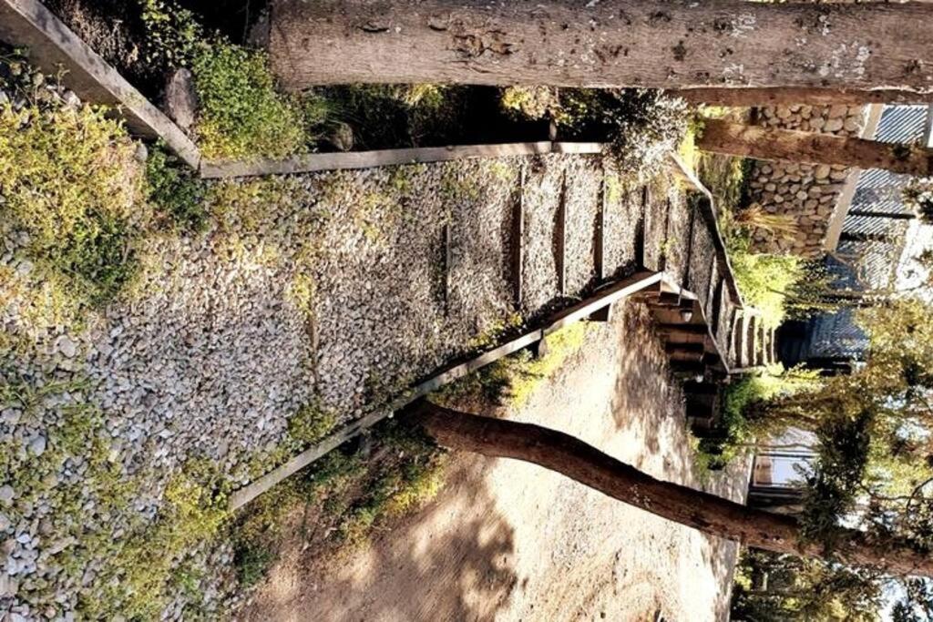Cabaña con sonido y vista de arroyo