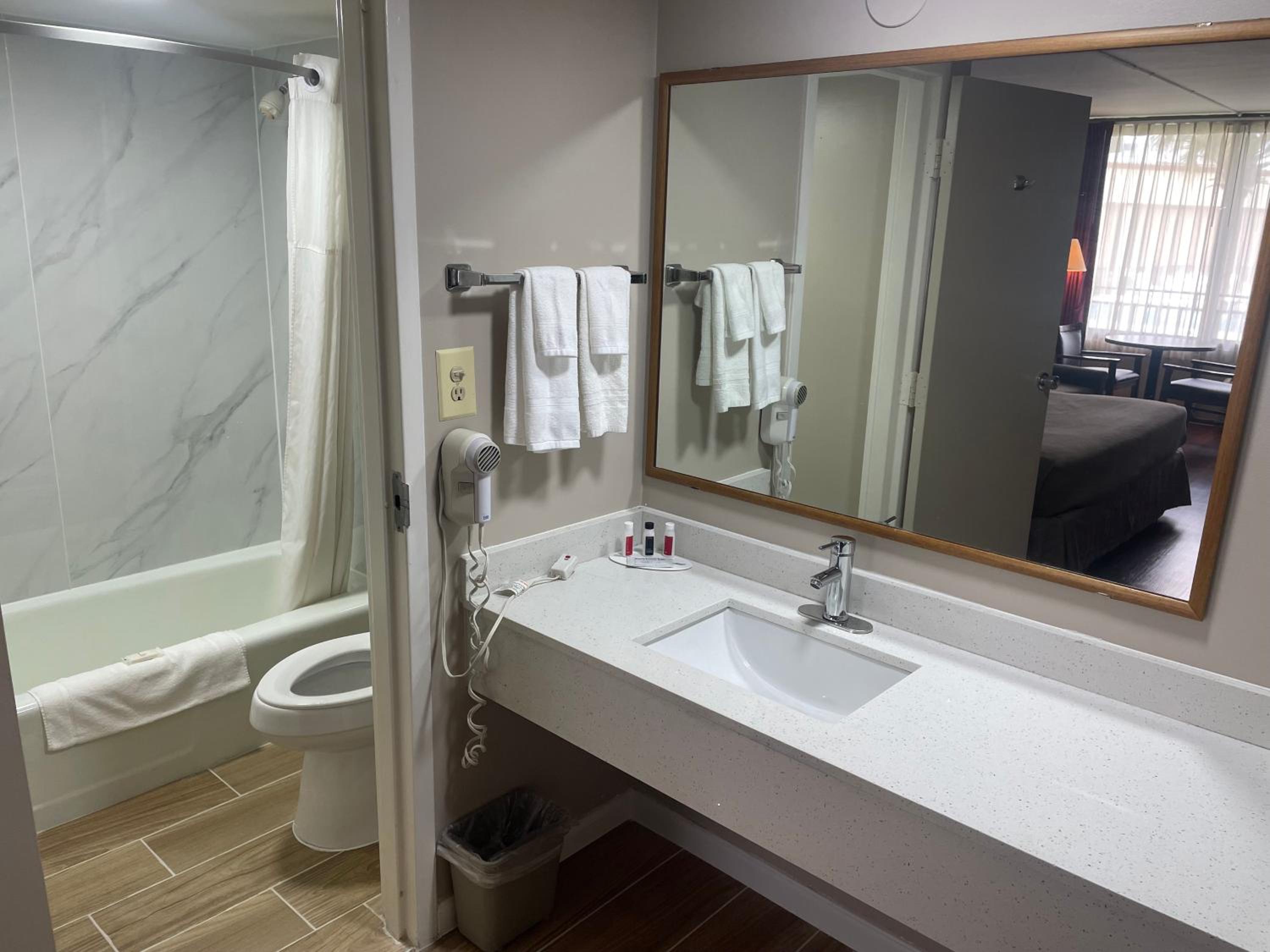 Valdosta Vacations - Super 8 by Wyndham Valdosta Mall - Property Image 21