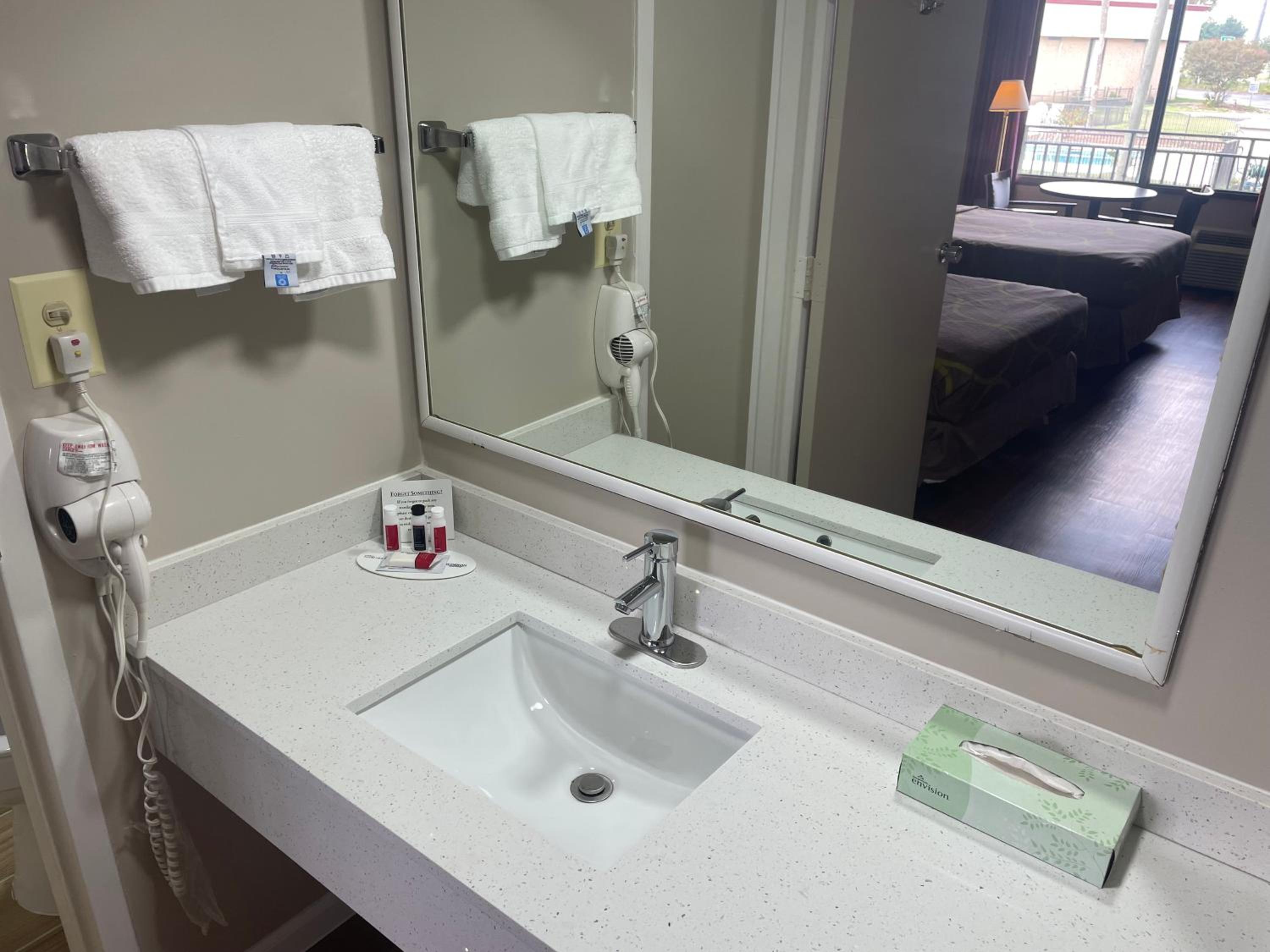 Valdosta Vacations - Super 8 by Wyndham Valdosta Mall - Property Image 4