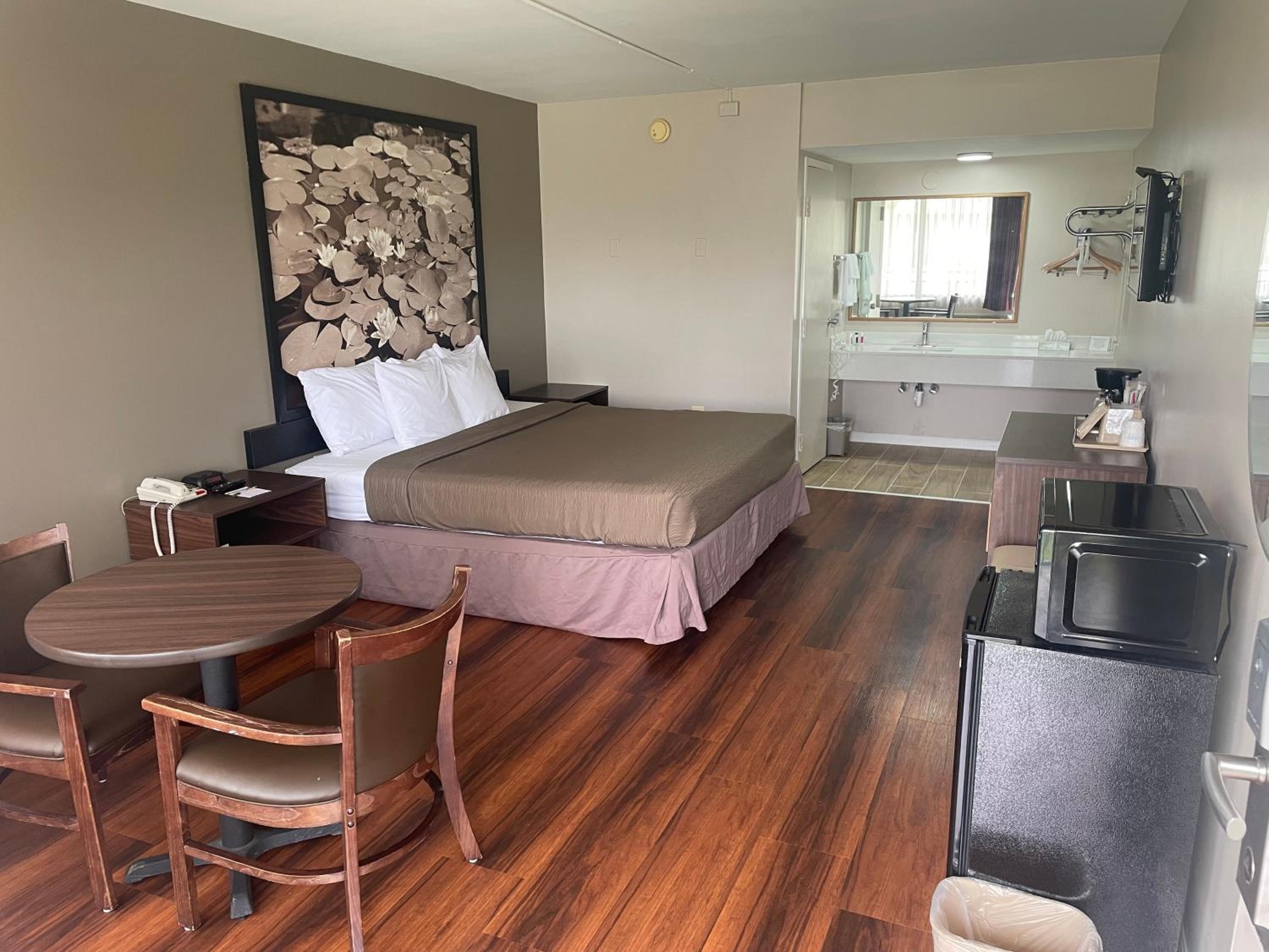 Valdosta Vacations - Super 8 by Wyndham Valdosta Mall - Property Image 22