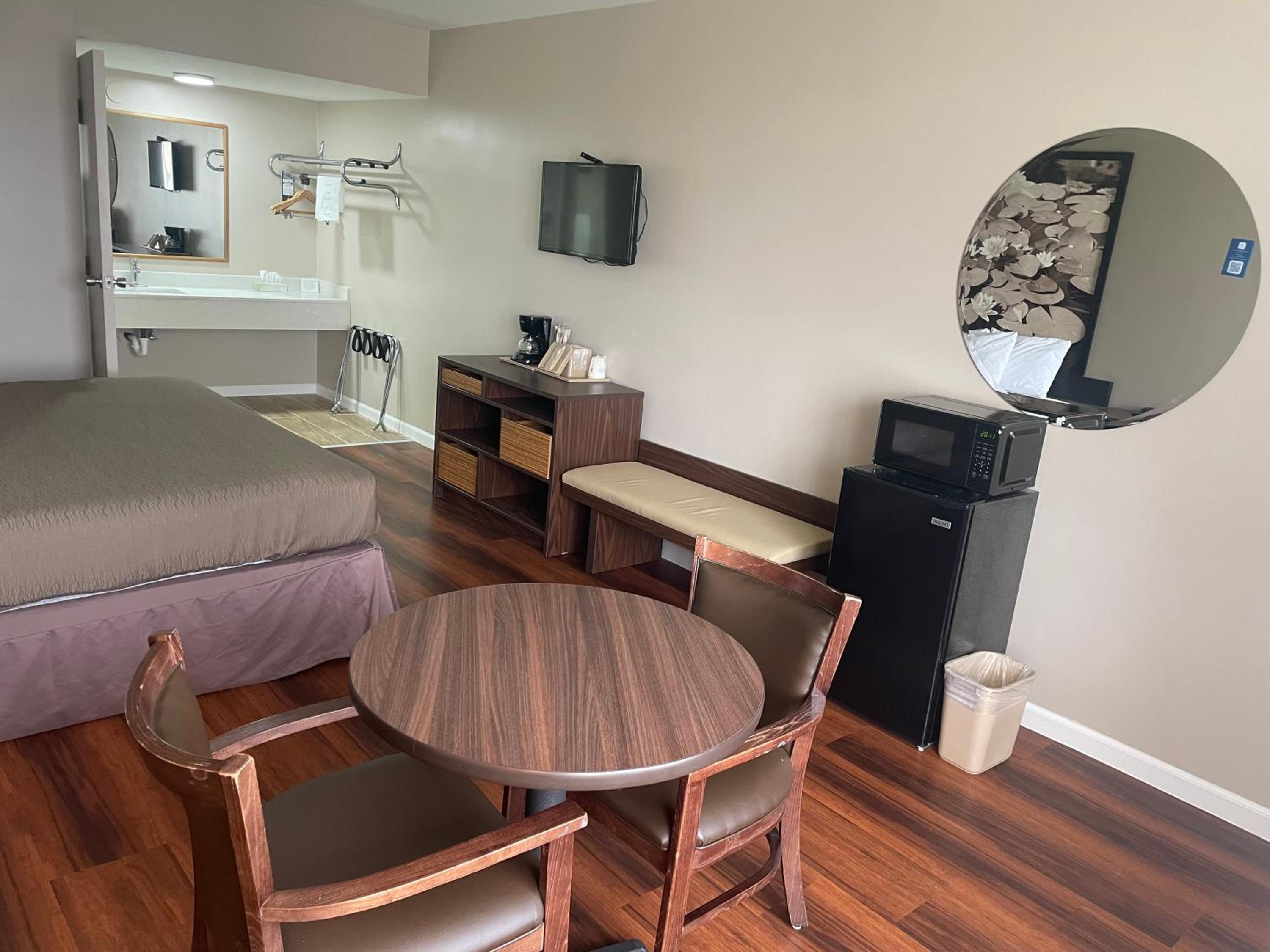 Valdosta Vacations - Super 8 by Wyndham Valdosta Mall - Property Image 1