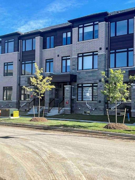 NEWLY BUILT LUXURIOUS 3BRM TOWN HS/AIRPORT/PARKING