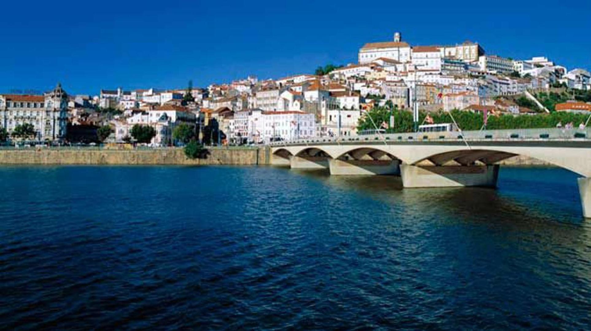 2-Bedrooms Sleeps 4 10 min drive to Coimbra view 3
