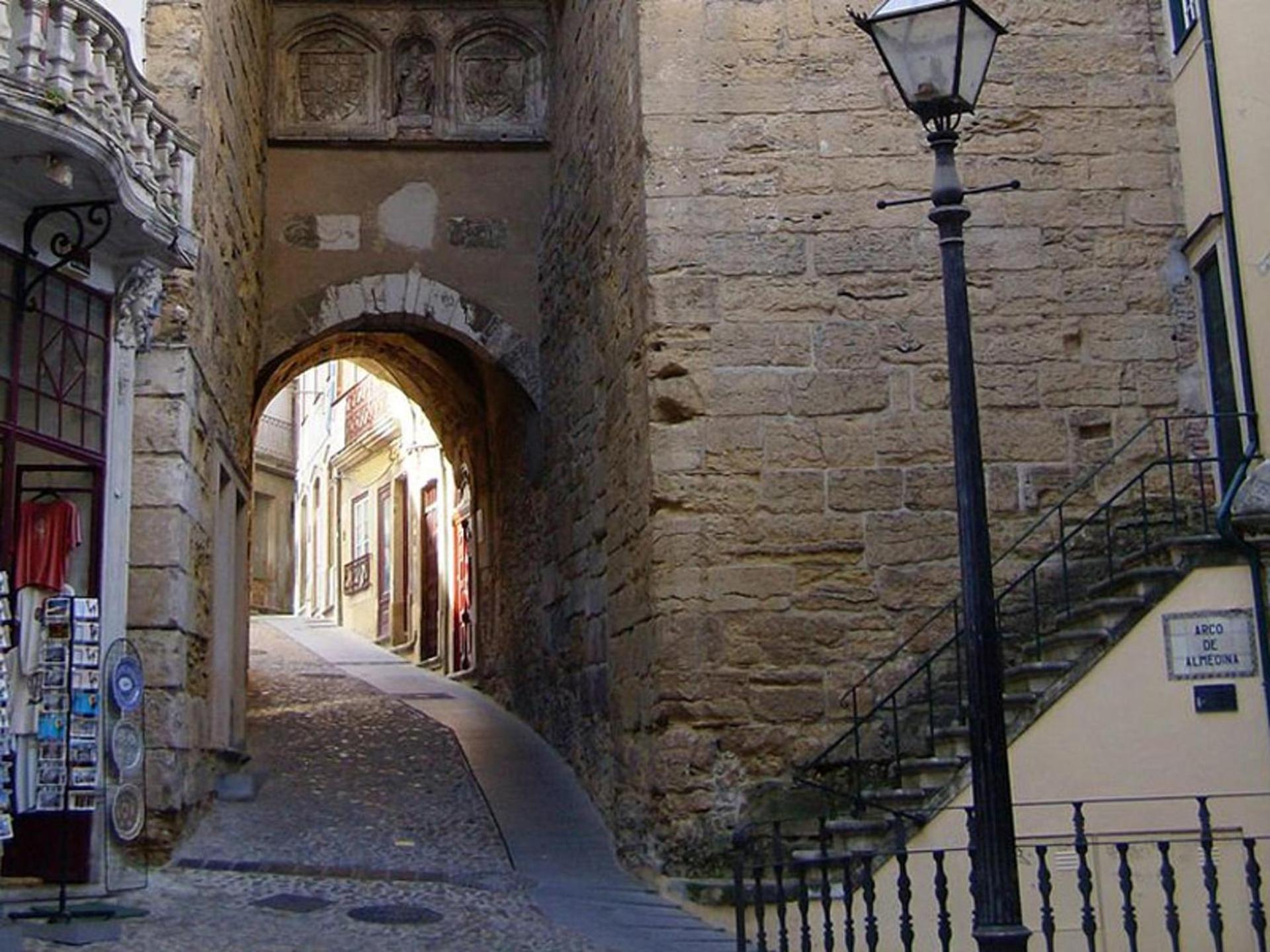 2-Bedrooms Sleeps 4 10 min drive to Coimbra view 5