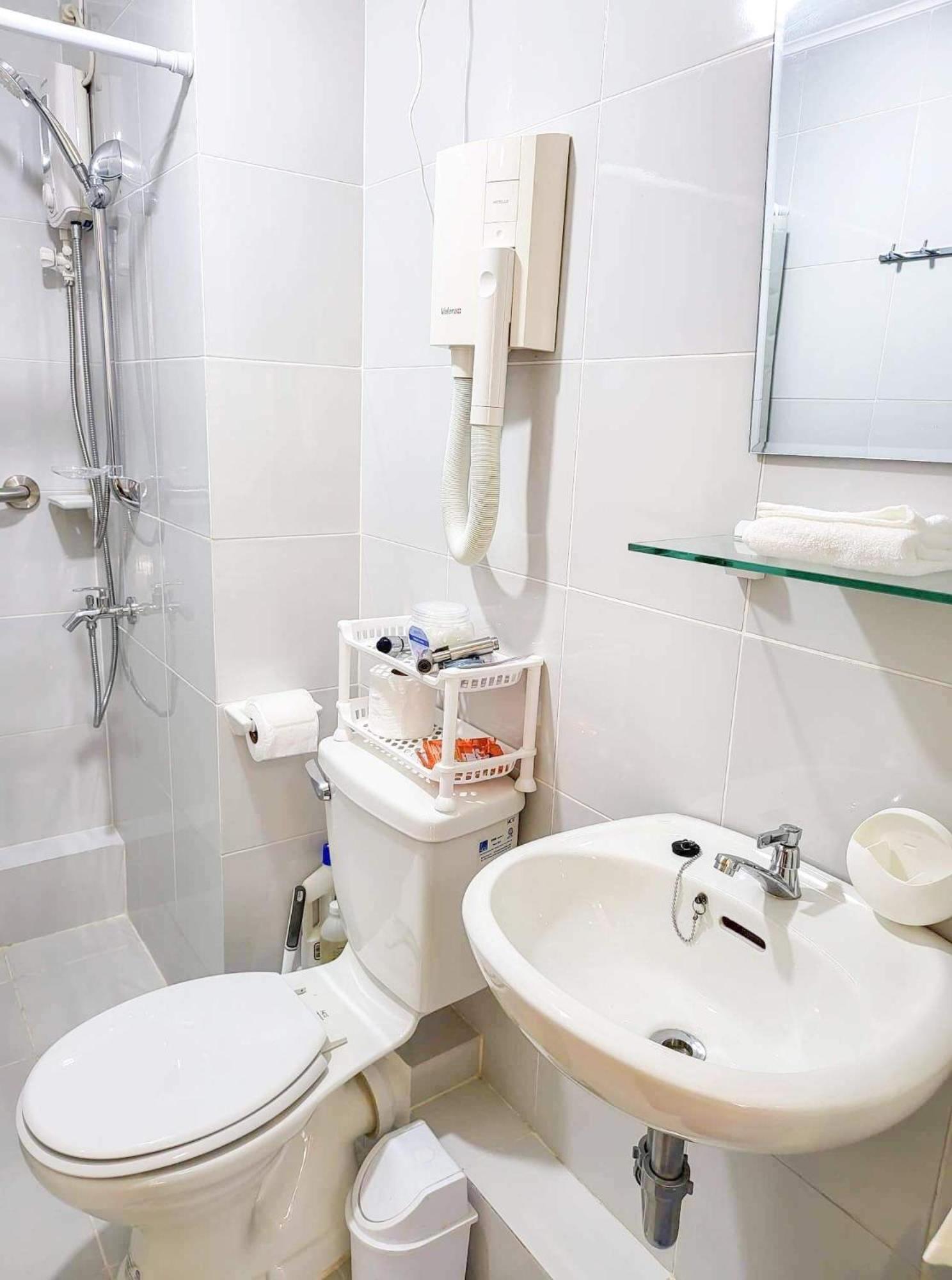 Cozy and Modern Staycation w/ 2 Bedrooms-One Spatial Condominium Iloilo view 3