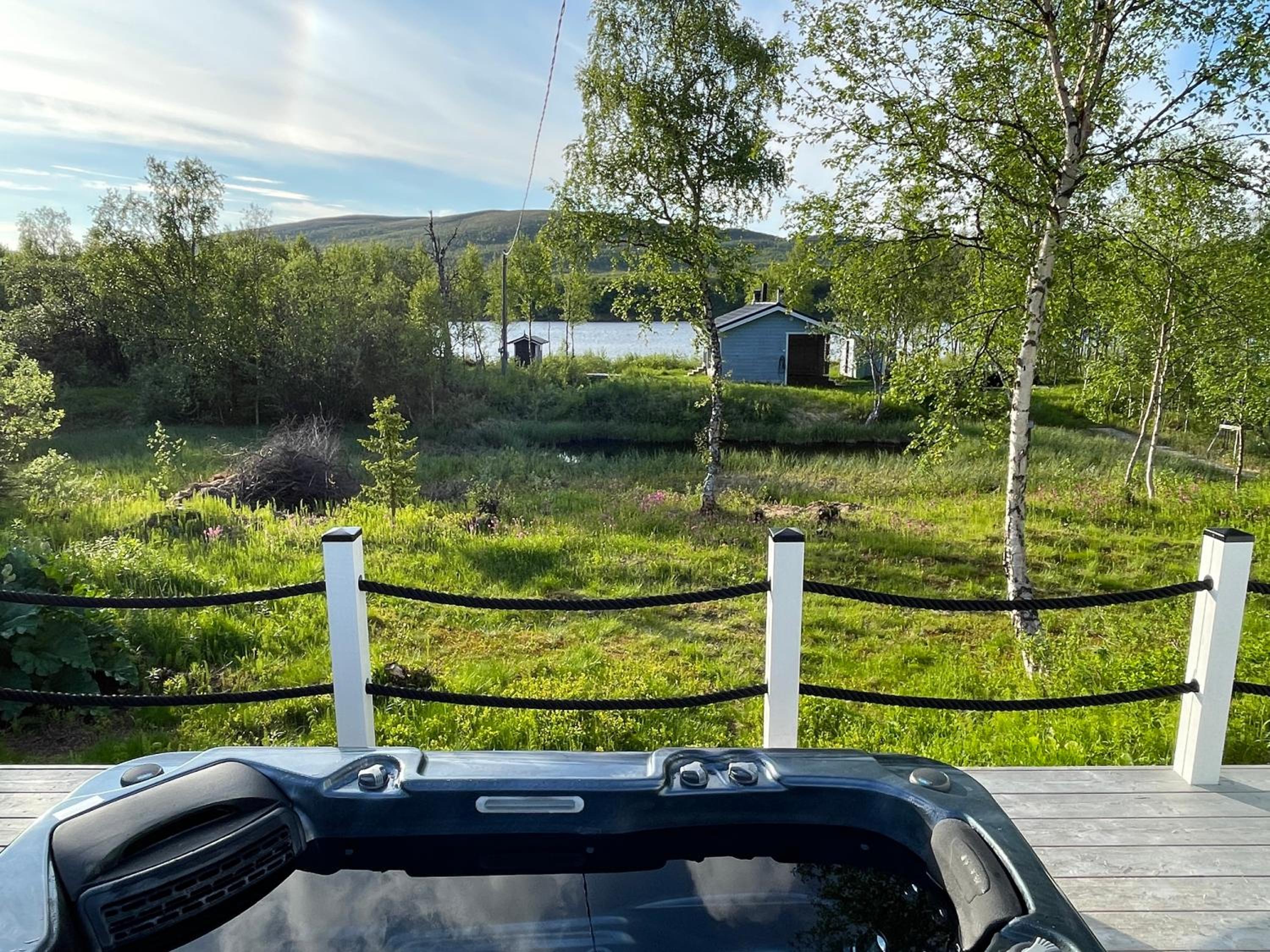 Villa Arktika porealtaallinen mökki Nuorgamissa Tenojoen ja tunturien vieressä