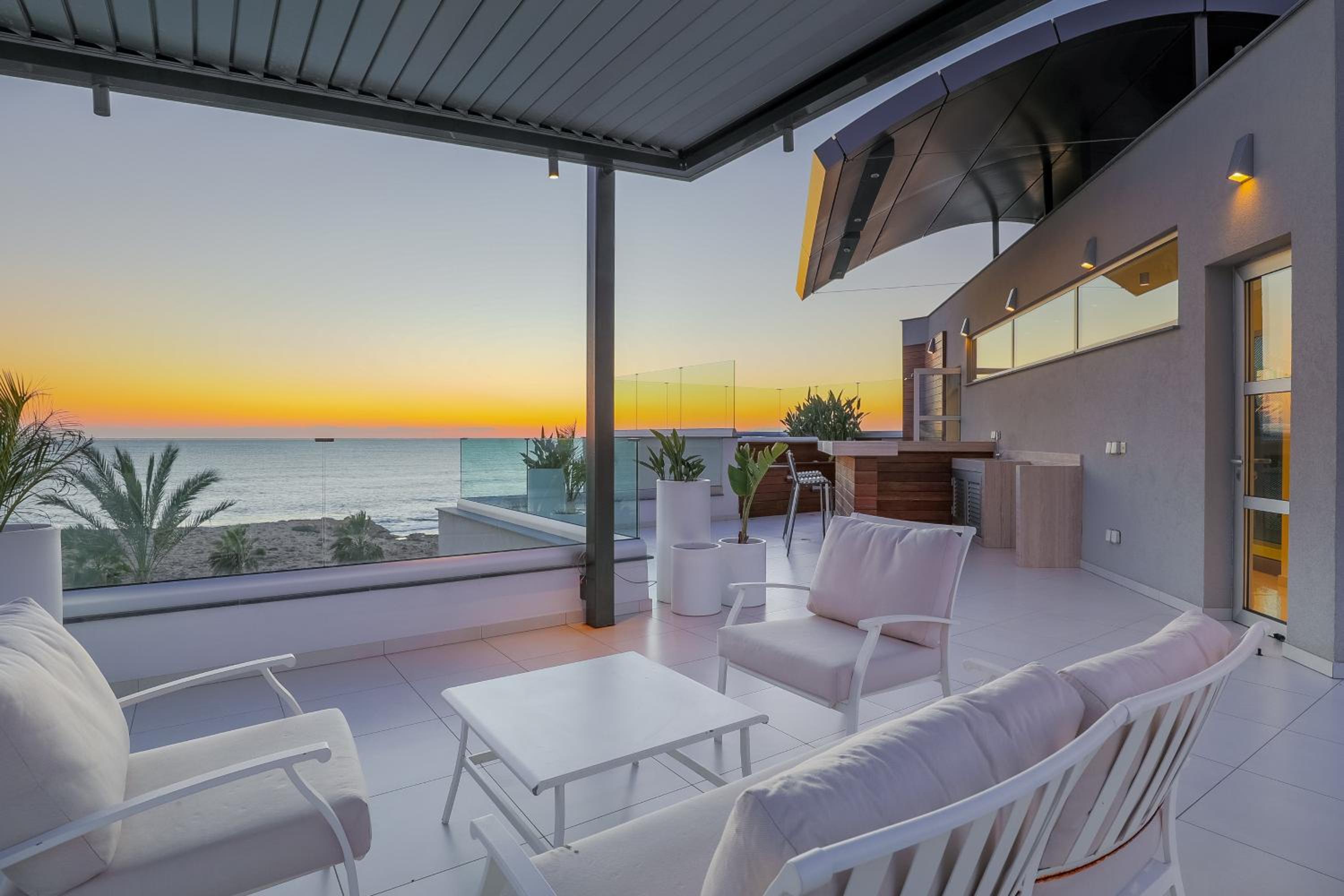 Beachfront Luxury Villa Glory