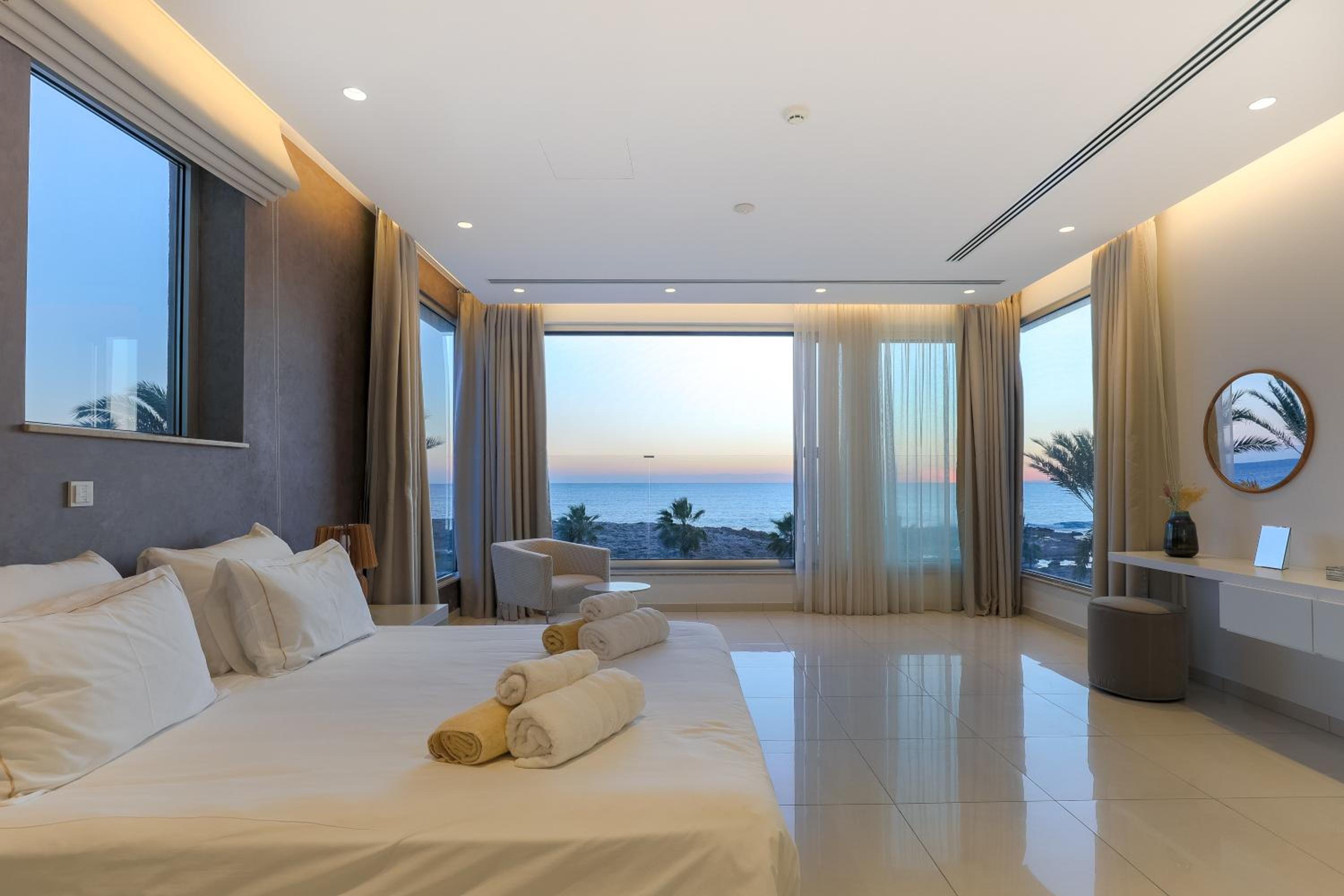 Beachfront Luxury Villa Glory