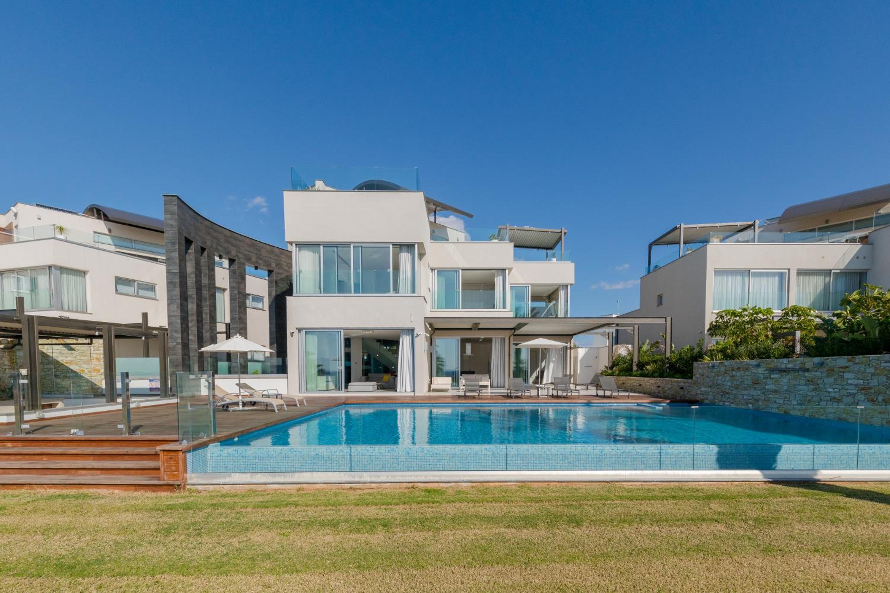 Beachfront Luxury Villa Glory