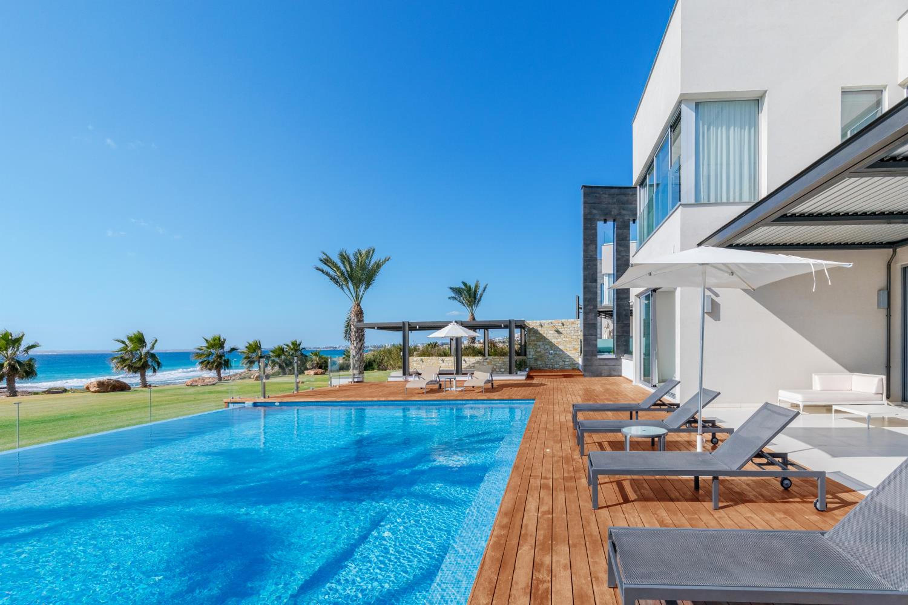 Beachfront Luxury Villa Glory