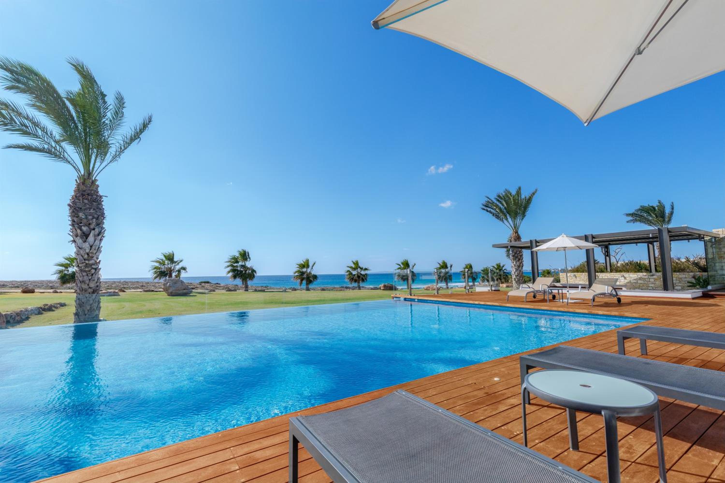 Beachfront Luxury Villa Glory